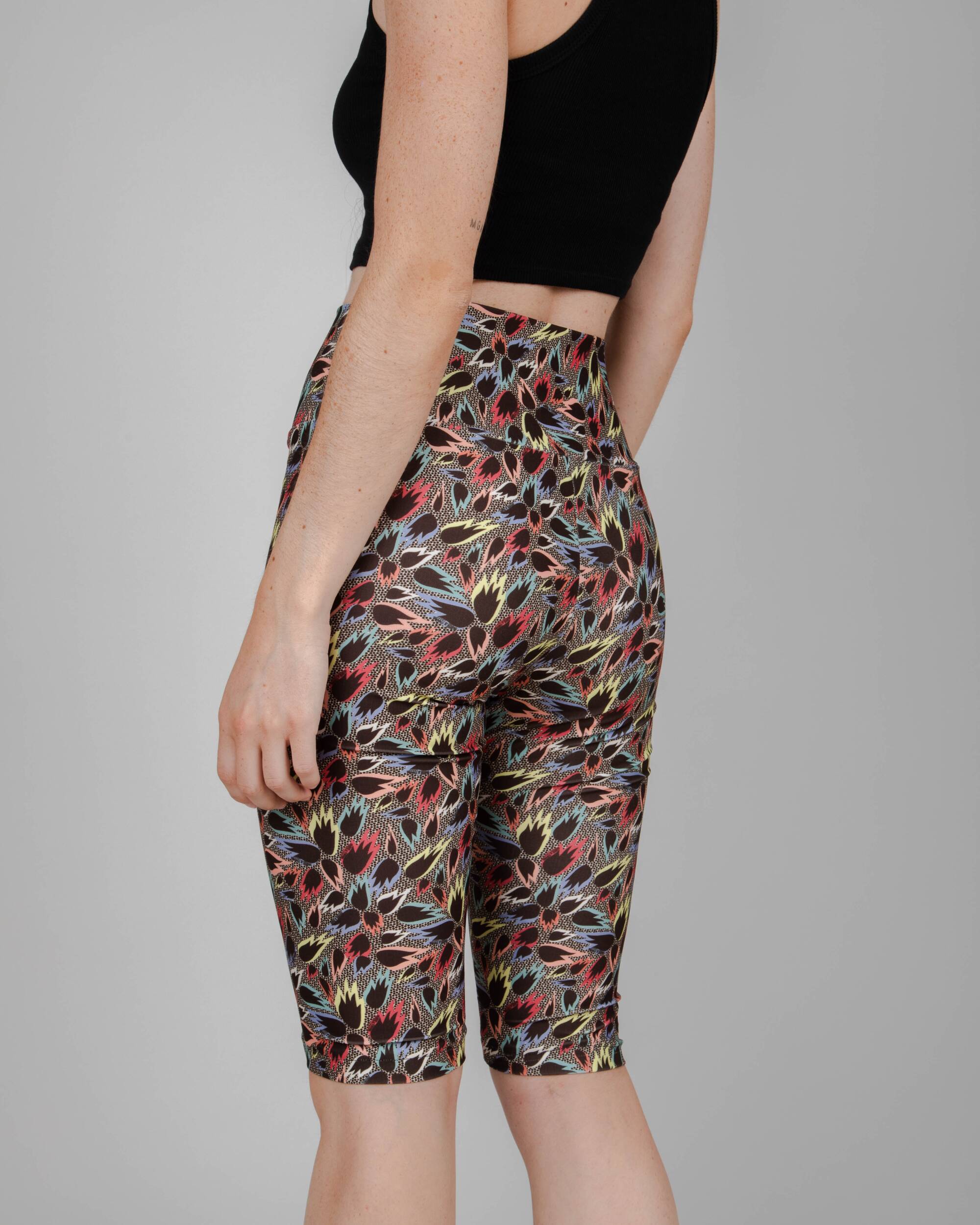 Colorful leggings Peseta Flames 3/4 made from recycled polyester and recycled elastane from Brava Fabrics