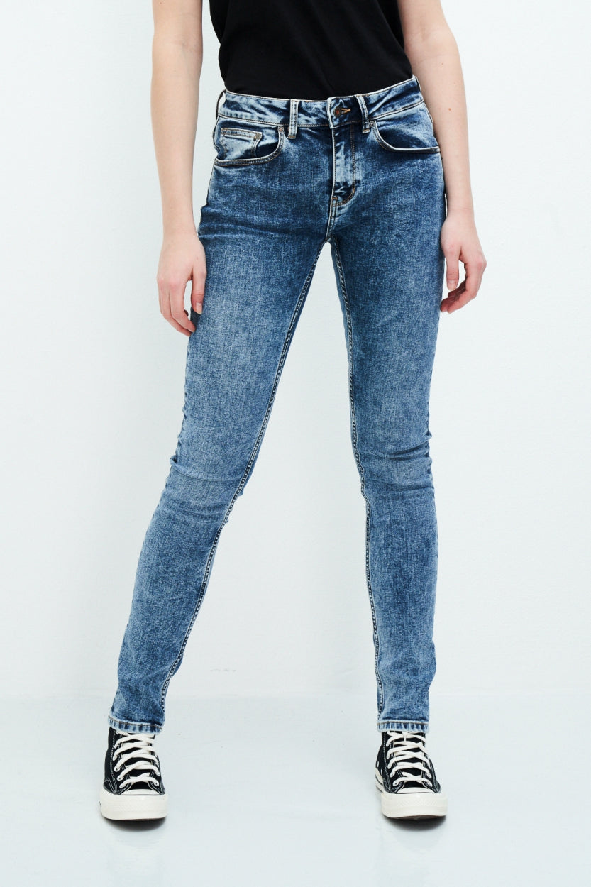 Jeans Carey Skinny Sun Faded in blue made from organic cotton by Kuyichi