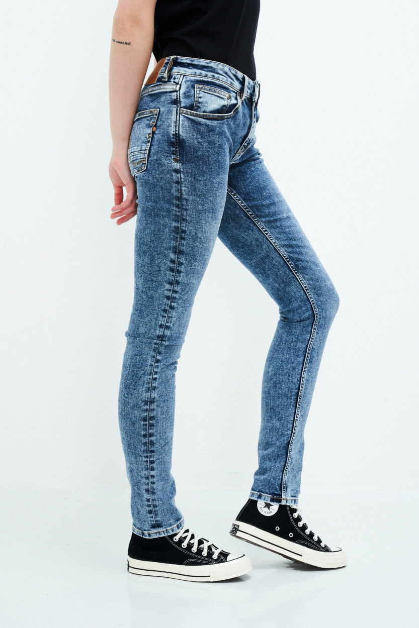 Jeans Carey Skinny Sun Faded in blue made from organic cotton by Kuyichi