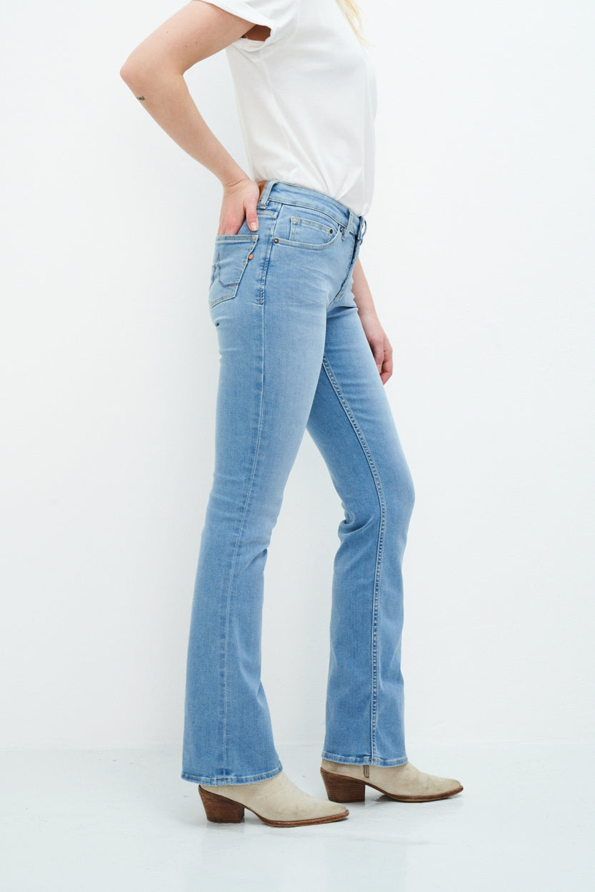 Jeans Amy Bootcut Lucky Vintage in hell - blau aus Bio - Baumwolle von Kuyichi