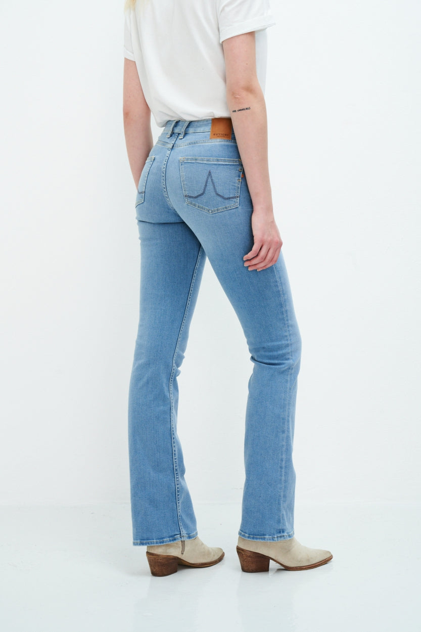 Jeans Amy Bootcut Lucky Vintage in hell - blau aus Bio - Baumwolle von Kuyichi