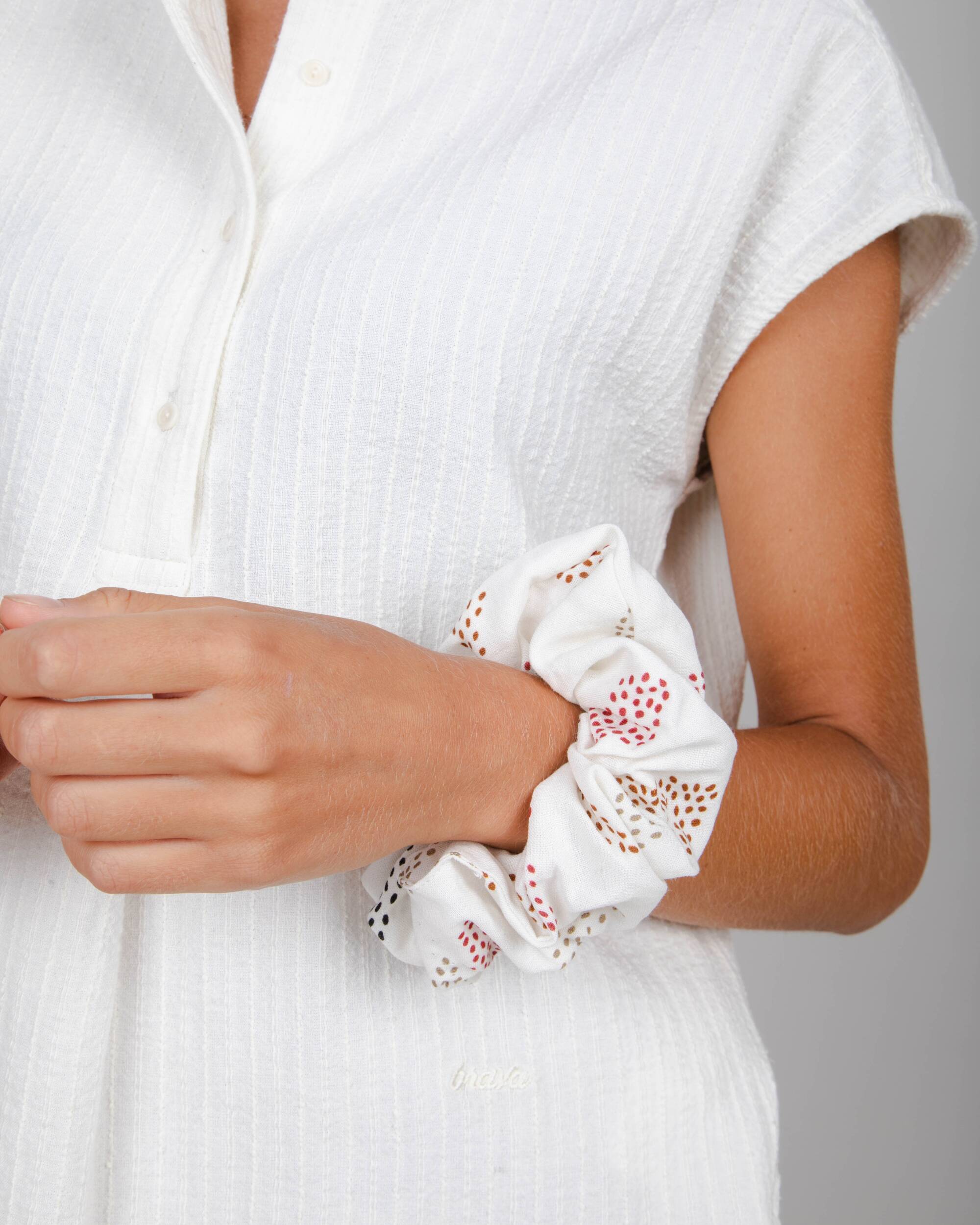 White, printed scrunchie Maria made of viscose from Brava Fabrics
