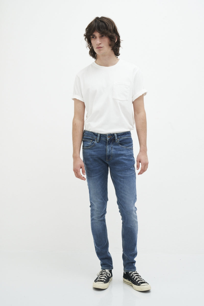 Kale Skinny Icon jeans in blue made from organic cotton by Kuyichi