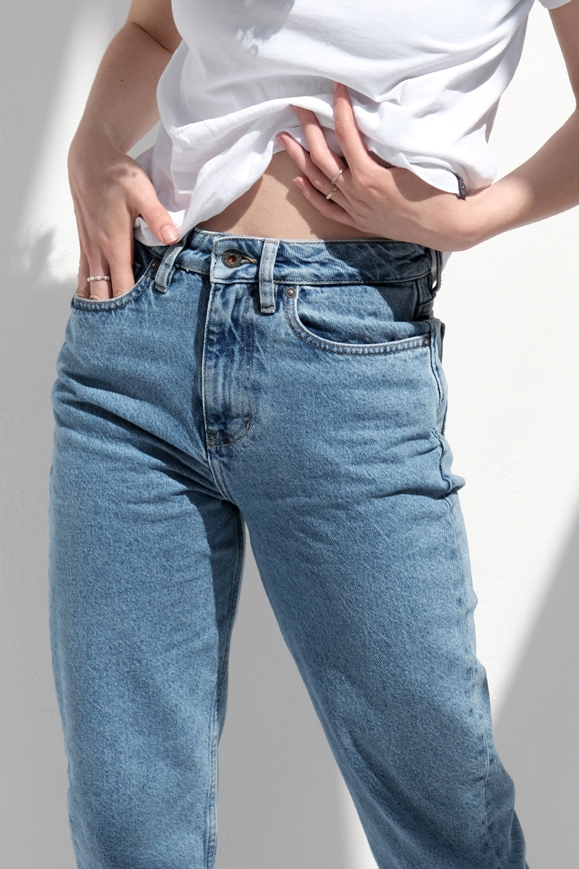 Nora Heritage jeans in blue, loosely tailored made of 100% recycled cotton from Kuyichi