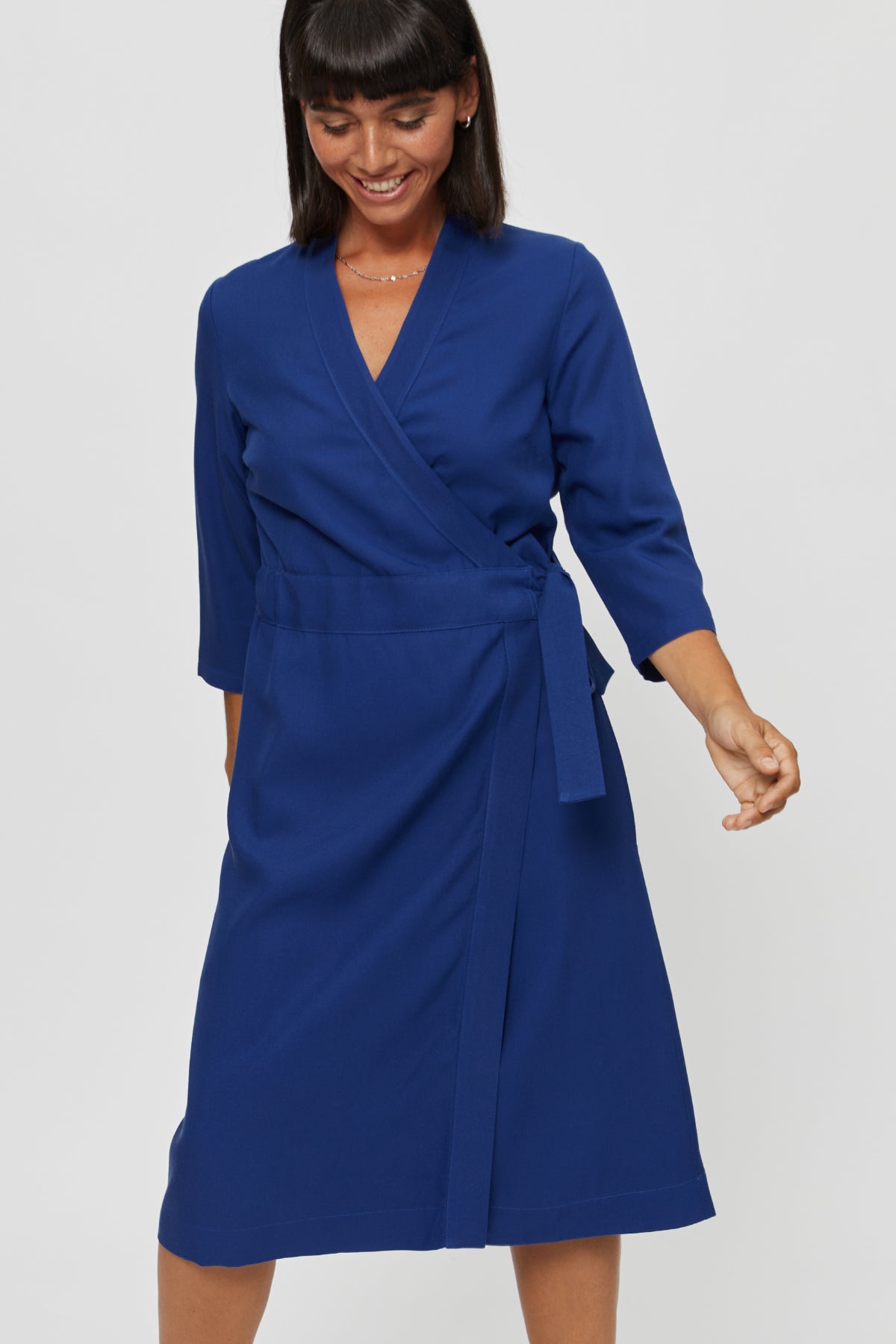 Blaues Wickelkleid Sandra aus 100% Viskose von Ayani