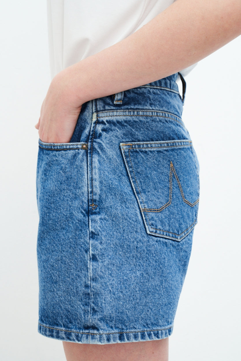 Jeans - Short Demi in Vintage blau / washed black aus 100% Bio - Baumwolle von Kuyichi