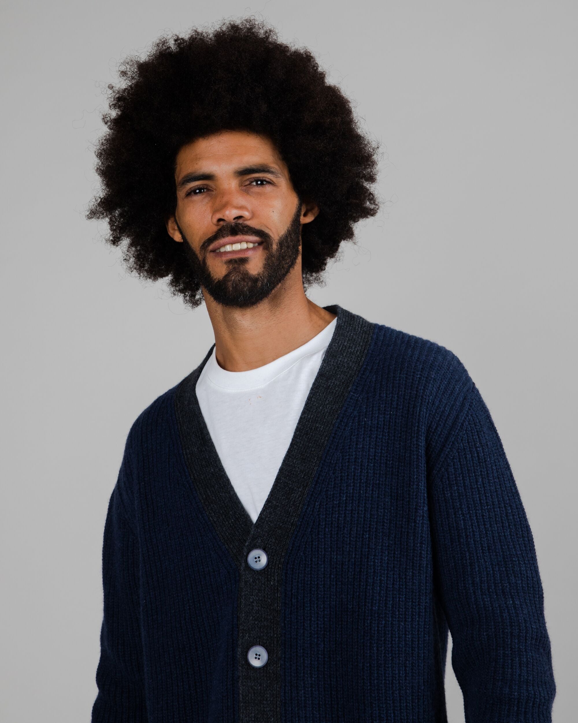 Marineblauer Pullover Woolly Cashmere Cardigan aus recyceltem Polyamid, Wolle, Viskose und Kaschmir von Brava Fabrics