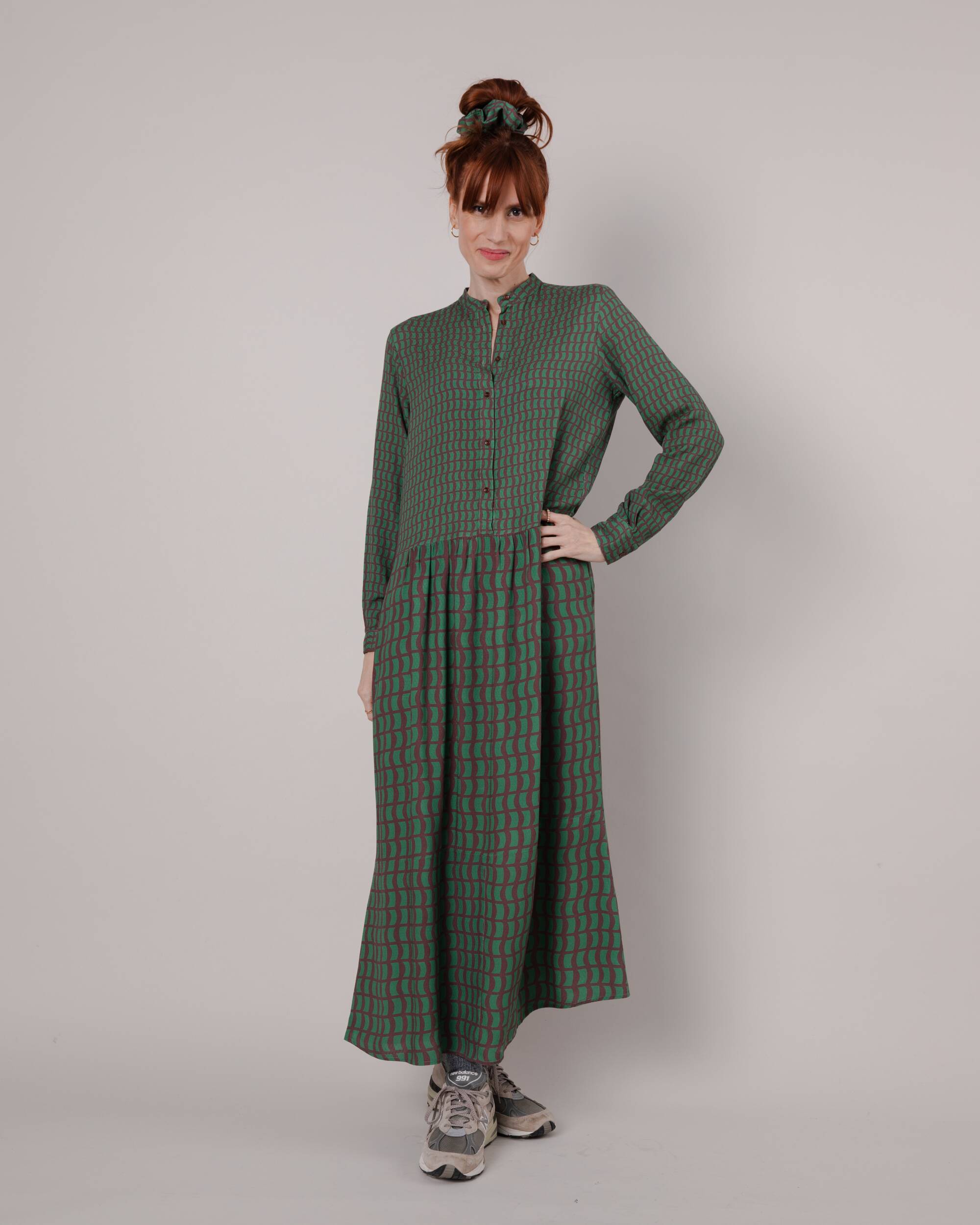Grünes Kleid Geo Mao aus Ecovero Viskose von Brava Fabrics