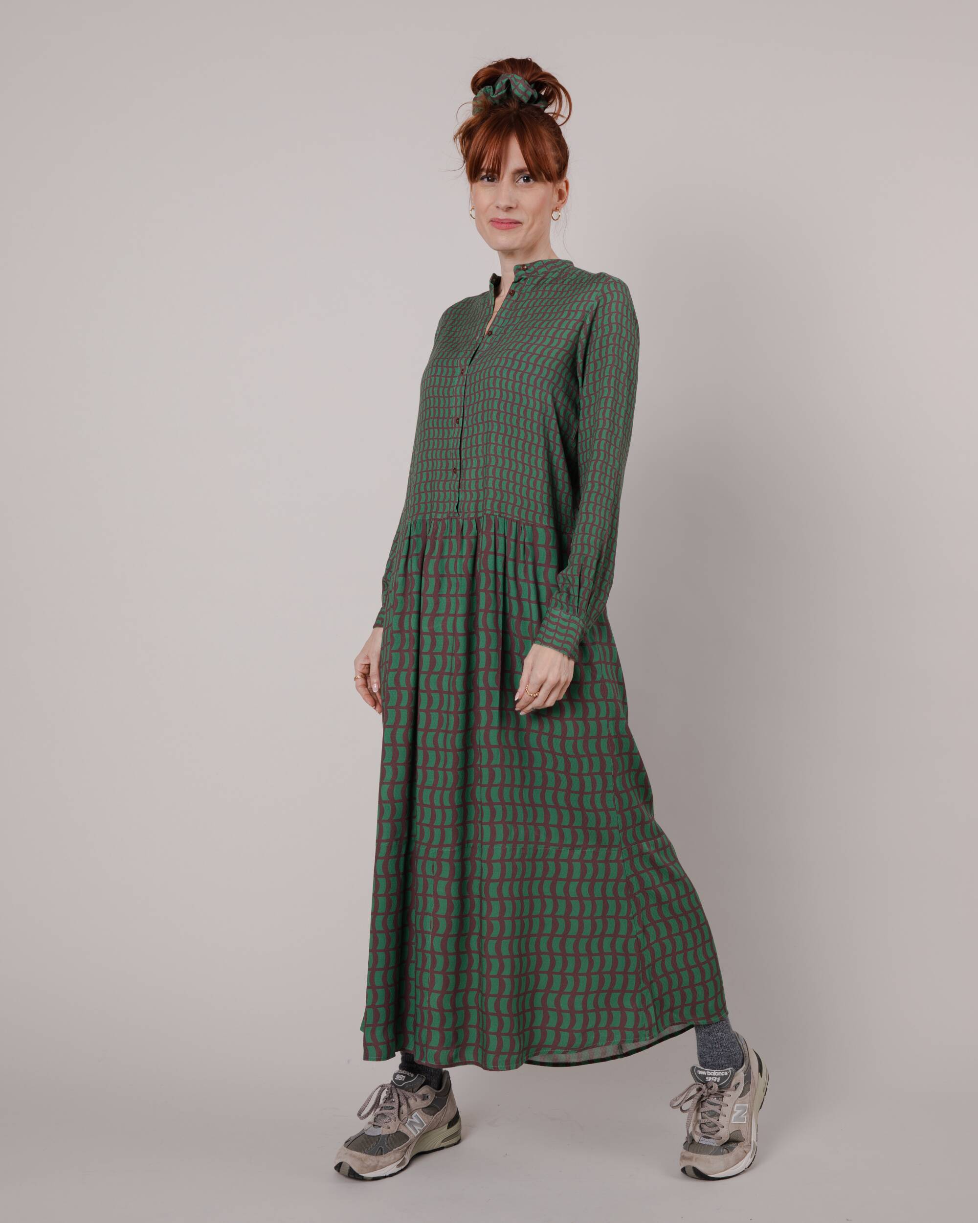 Grünes Kleid Geo Mao aus Ecovero Viskose von Brava Fabrics