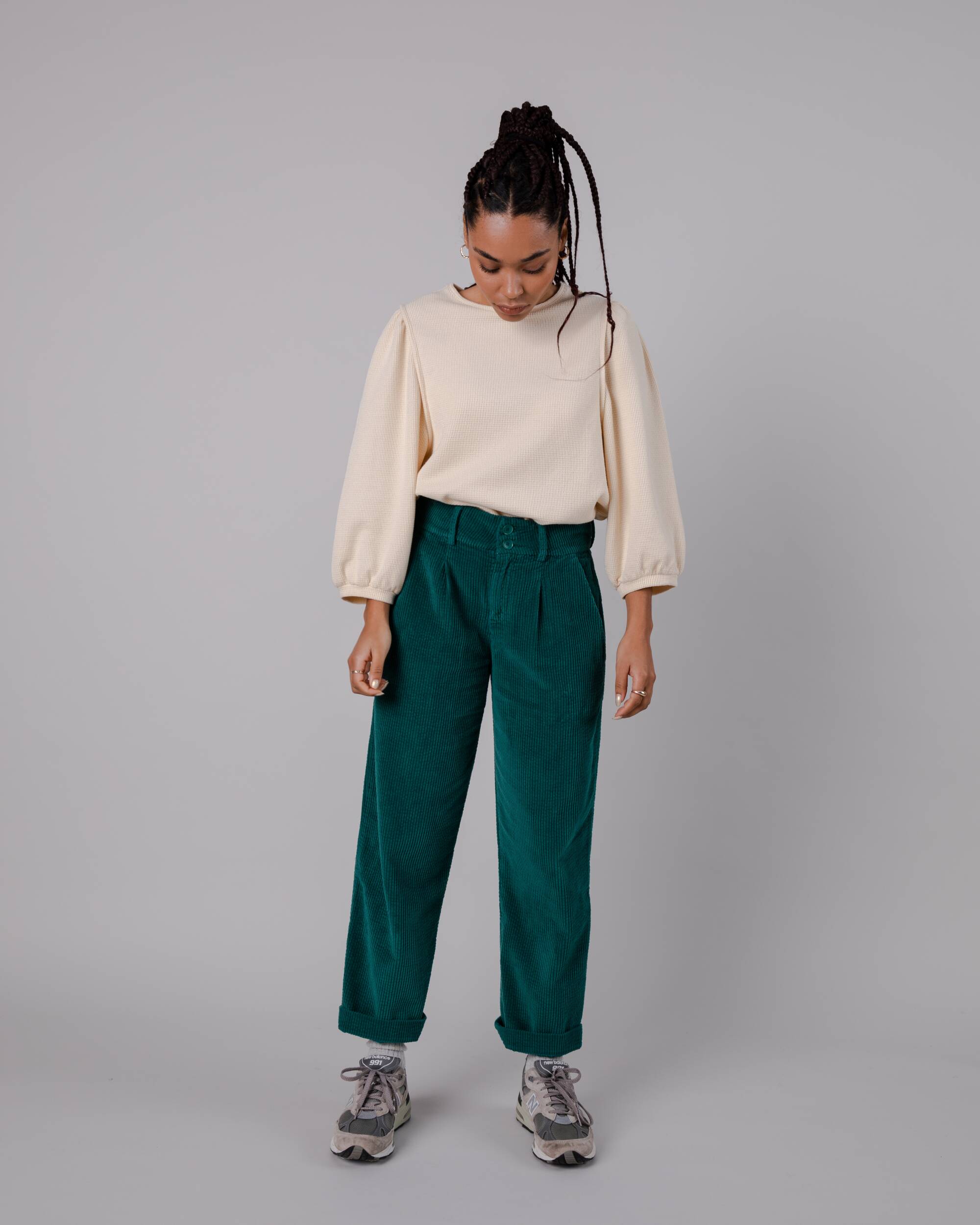 Pantalon plissé en velours côtelé vert en coton biologique de Brava Fabrics