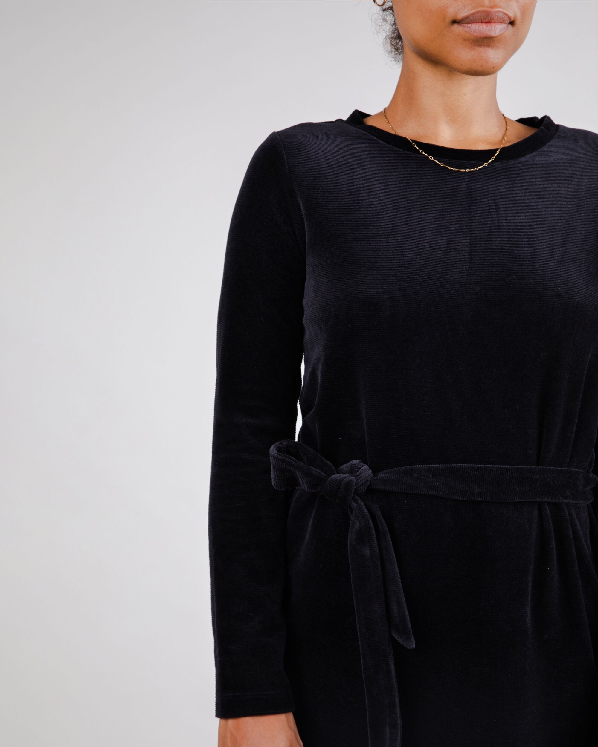Dress with velvet belt in black from Brava Fabrics