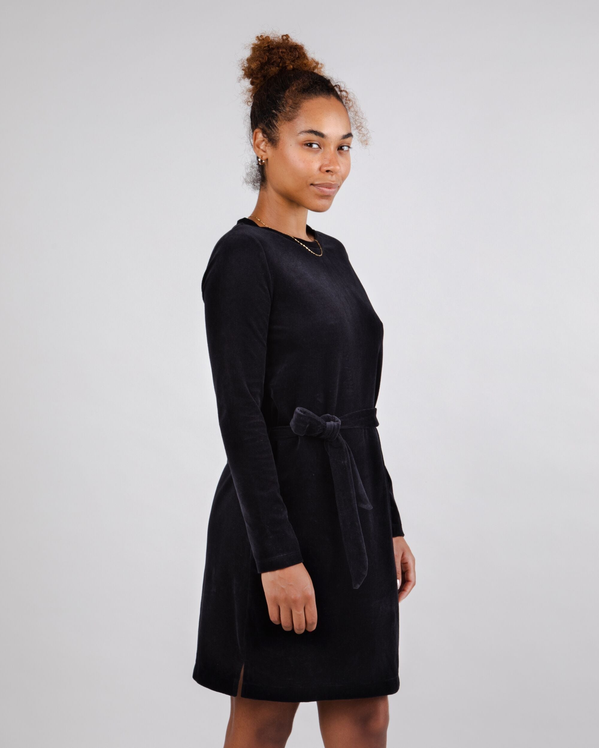 Robe avec ceinture en velours noire de Brava Fabrics