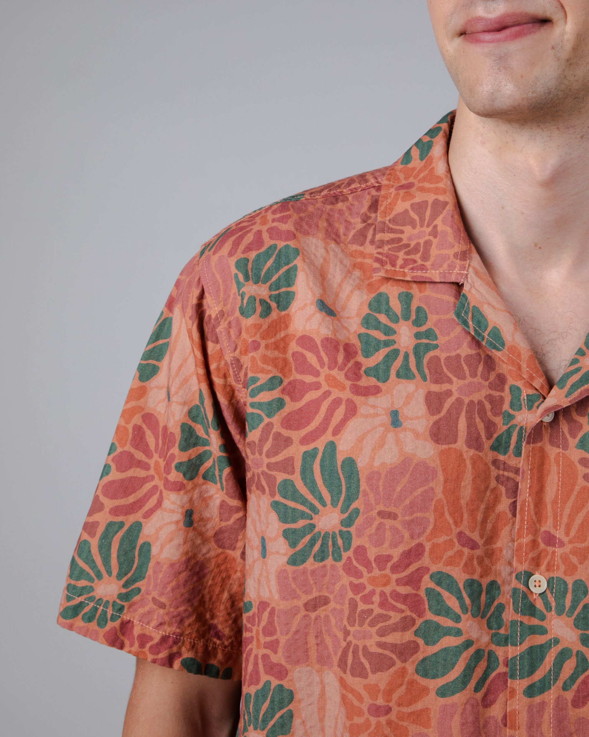 Kurzärmeliges Hemd Spring Aloha in Orange aus Bio Baumwolle und Viskose von Brava Fabrics