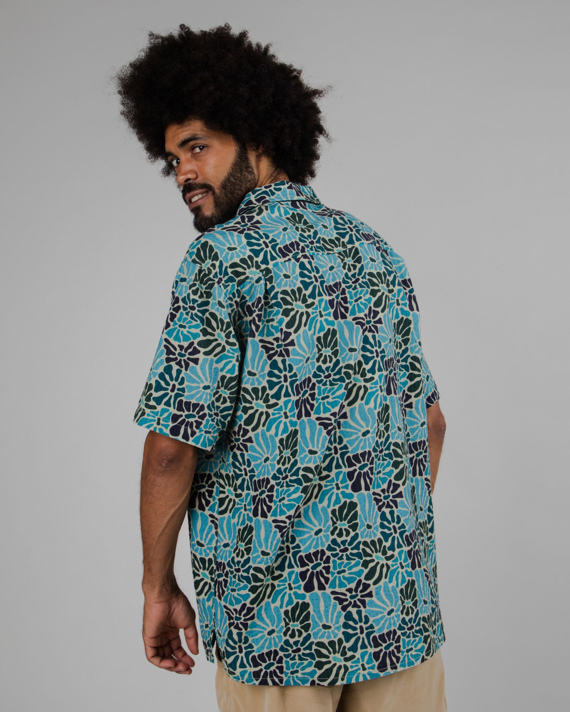 Chemise à manches courtes Spring Aloha en bleu en coton biologique de Brava Fabrics