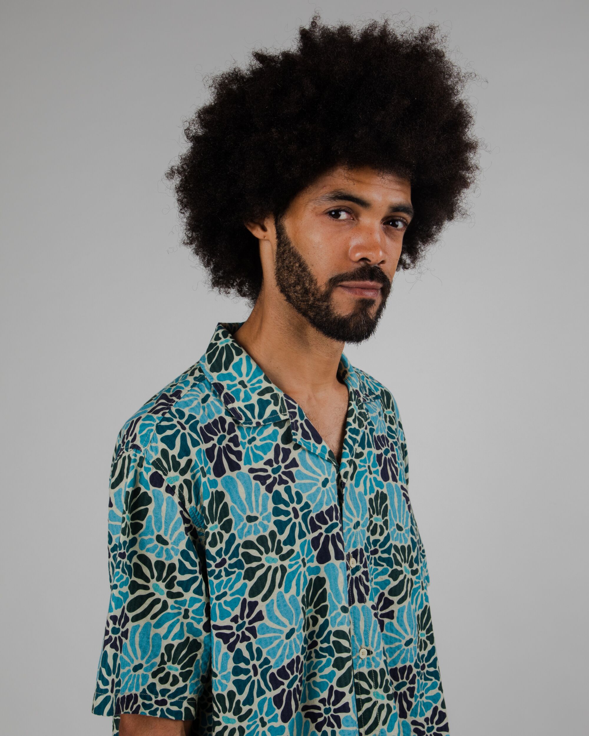 Short-sleeved shirt Spring Aloha in blue made of organic cotton by Brava Fabrics