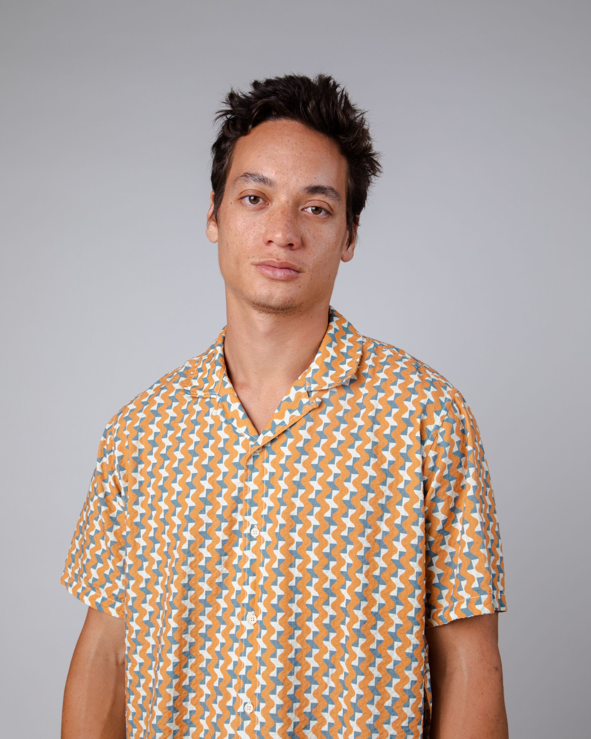 Short-sleeved shirt Tiles Aloha Ocher made of organic cotton and viscose from Brava Fabrics