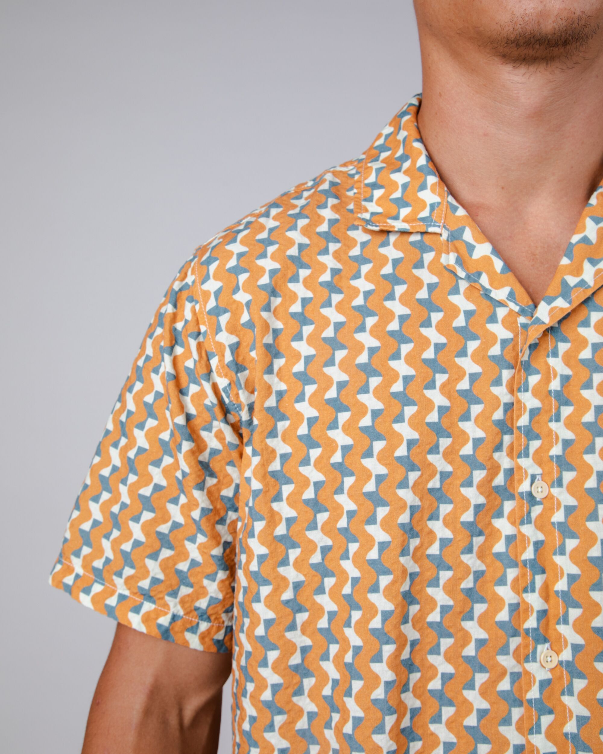 Short-sleeved shirt Tiles Aloha Ocher made of organic cotton and viscose from Brava Fabrics