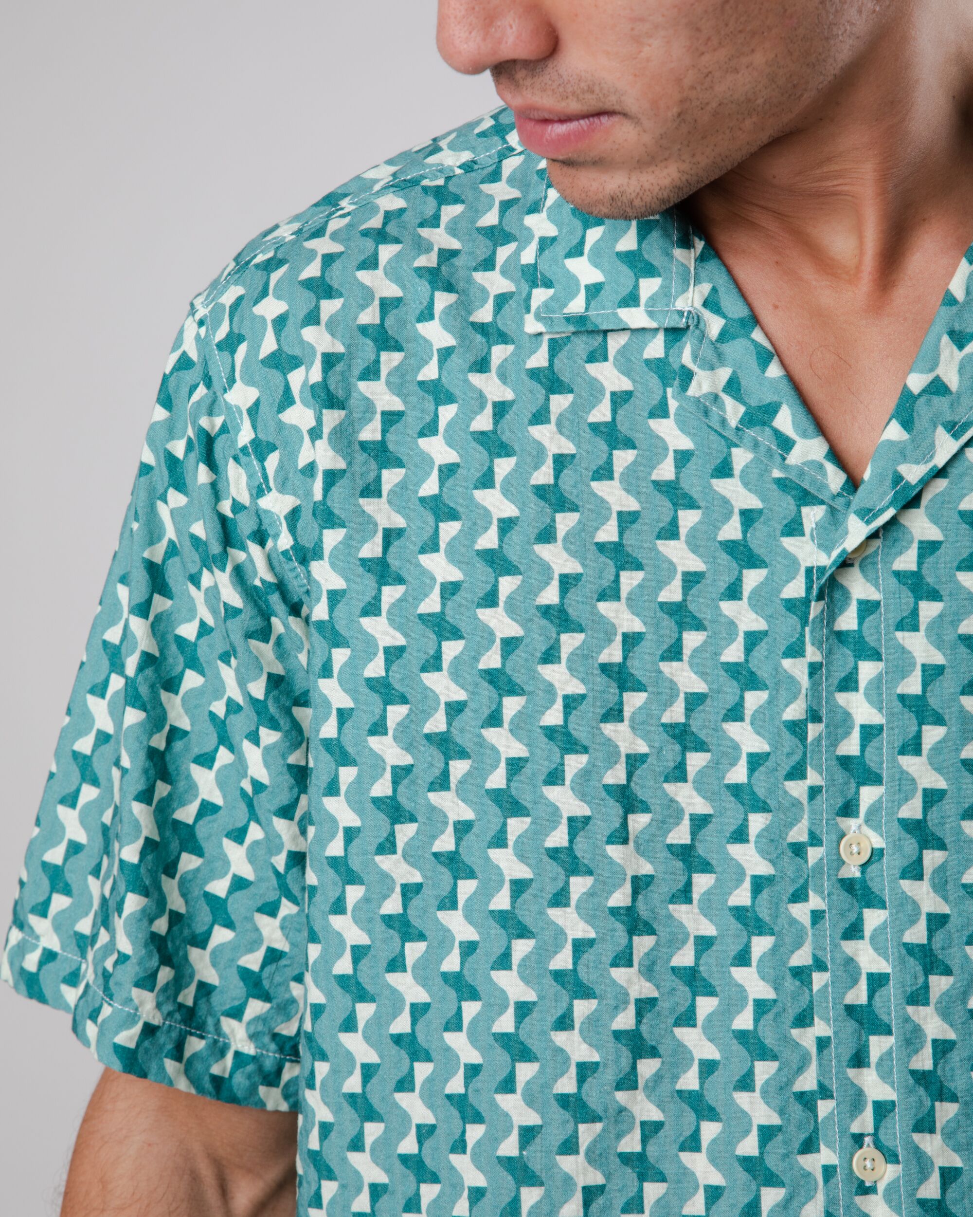 Kurzärmeliges Hemd Tiles Aloha Blue aus Bio Baumwolle und Viscose von Brava Fabrics