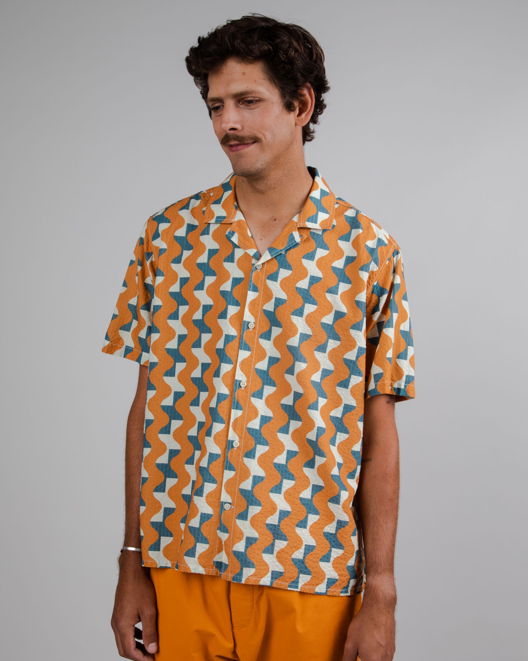 Chemise à manches courtes Big Tiles Aloha Ochre en coton biologique et viscose de Brava Fabrics