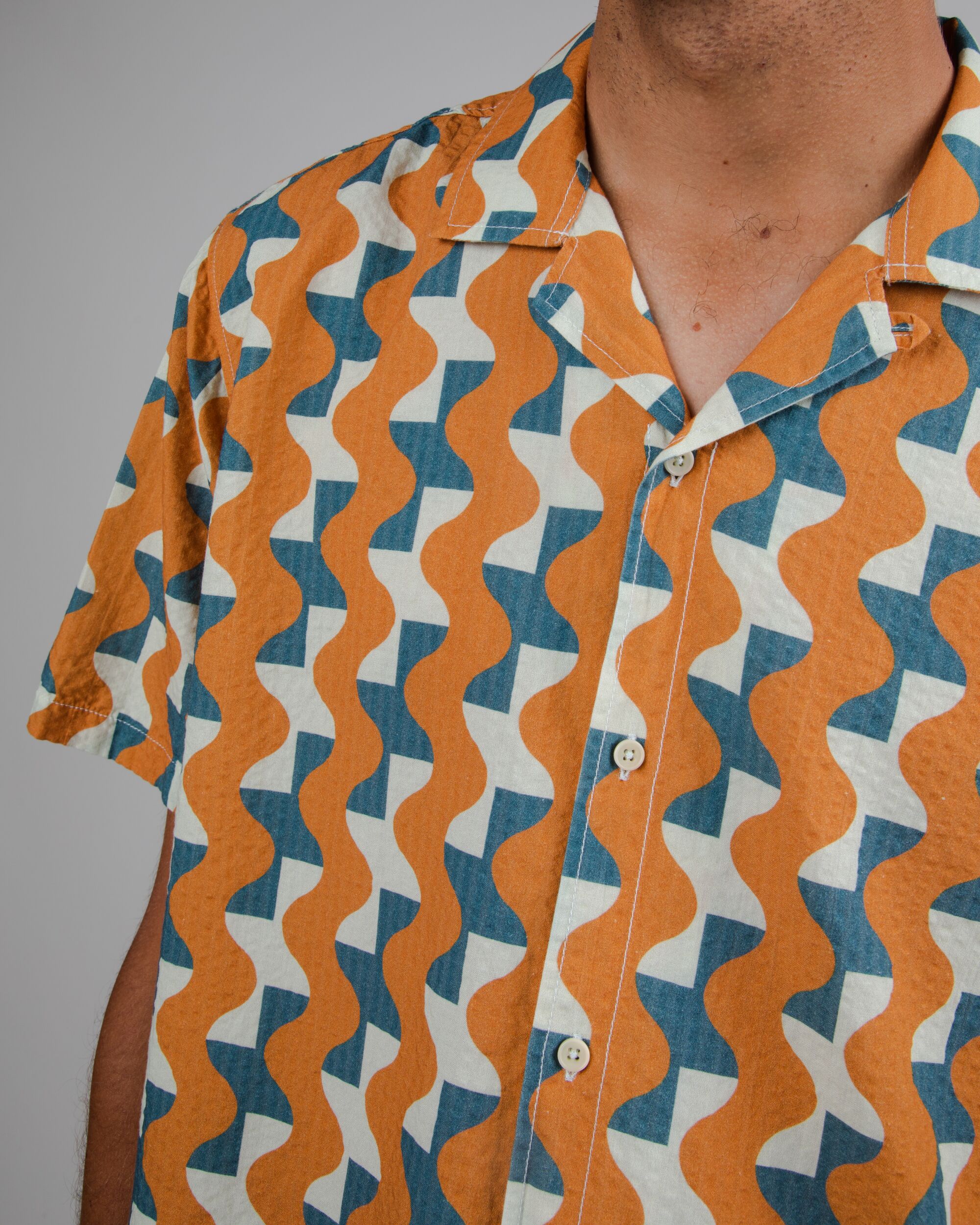 Chemise à manches courtes Big Tiles Aloha Ochre en coton biologique et viscose de Brava Fabrics