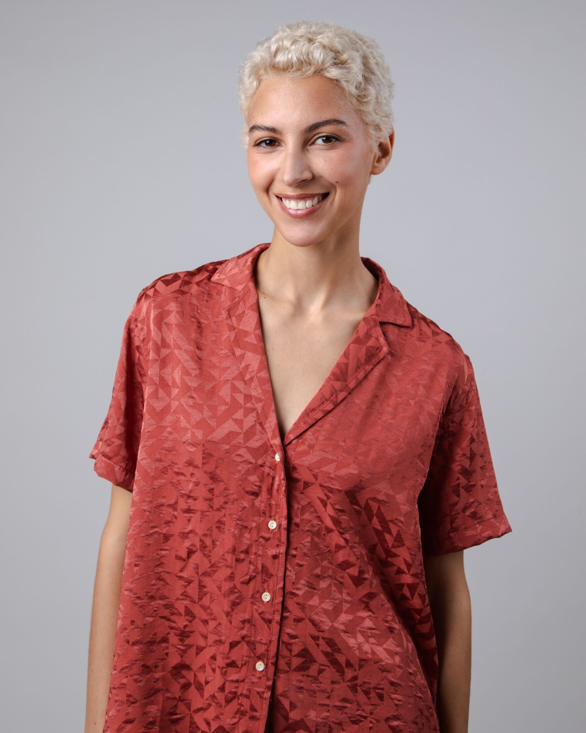 Red short-sleeved blouse Jacquard Aloha made from sustainable polyester from Brava Fabrics