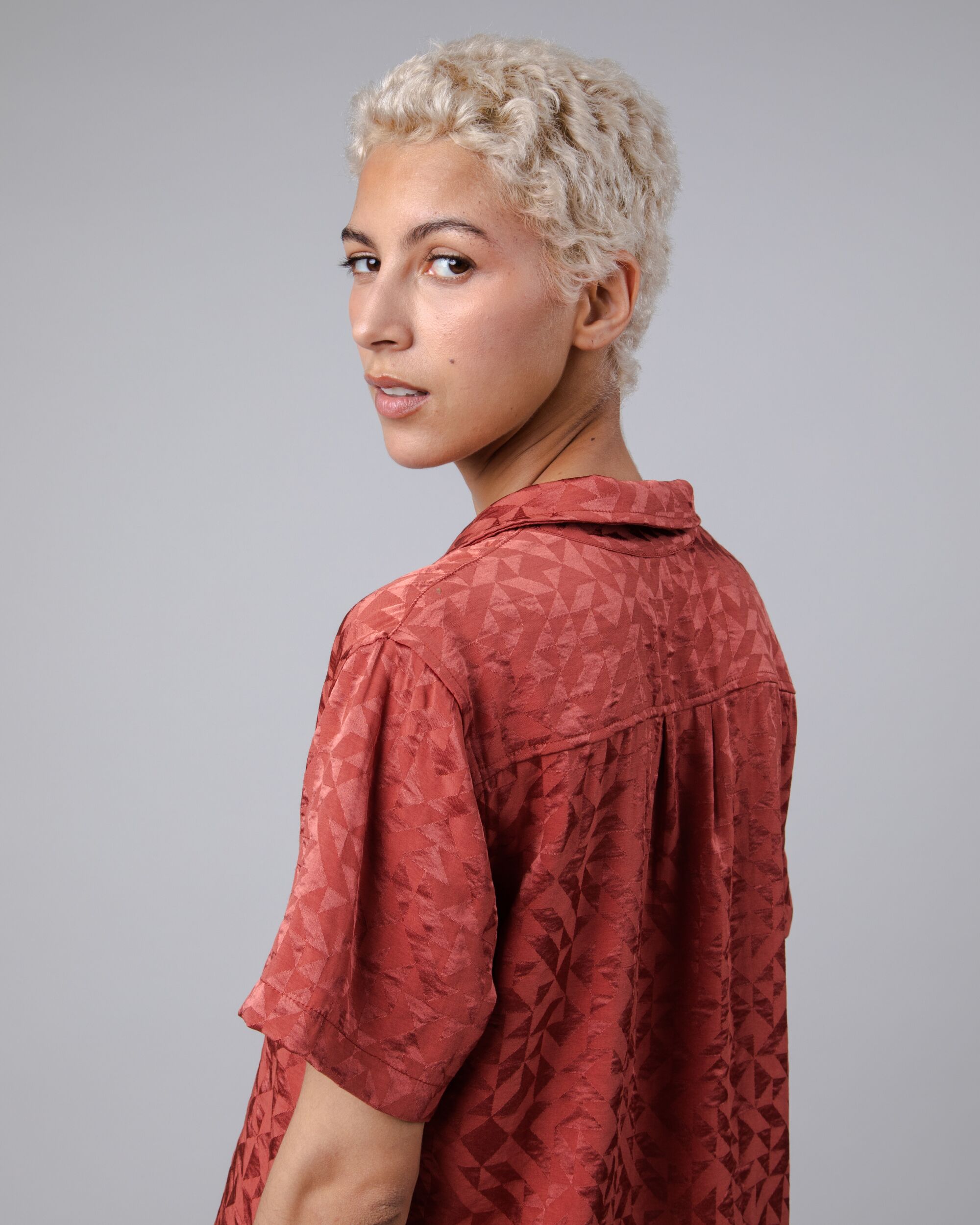 Rote kurzärmlige Bluse Jacquard Aloha aus nachhaltigem Polyester von Brava Fabrics