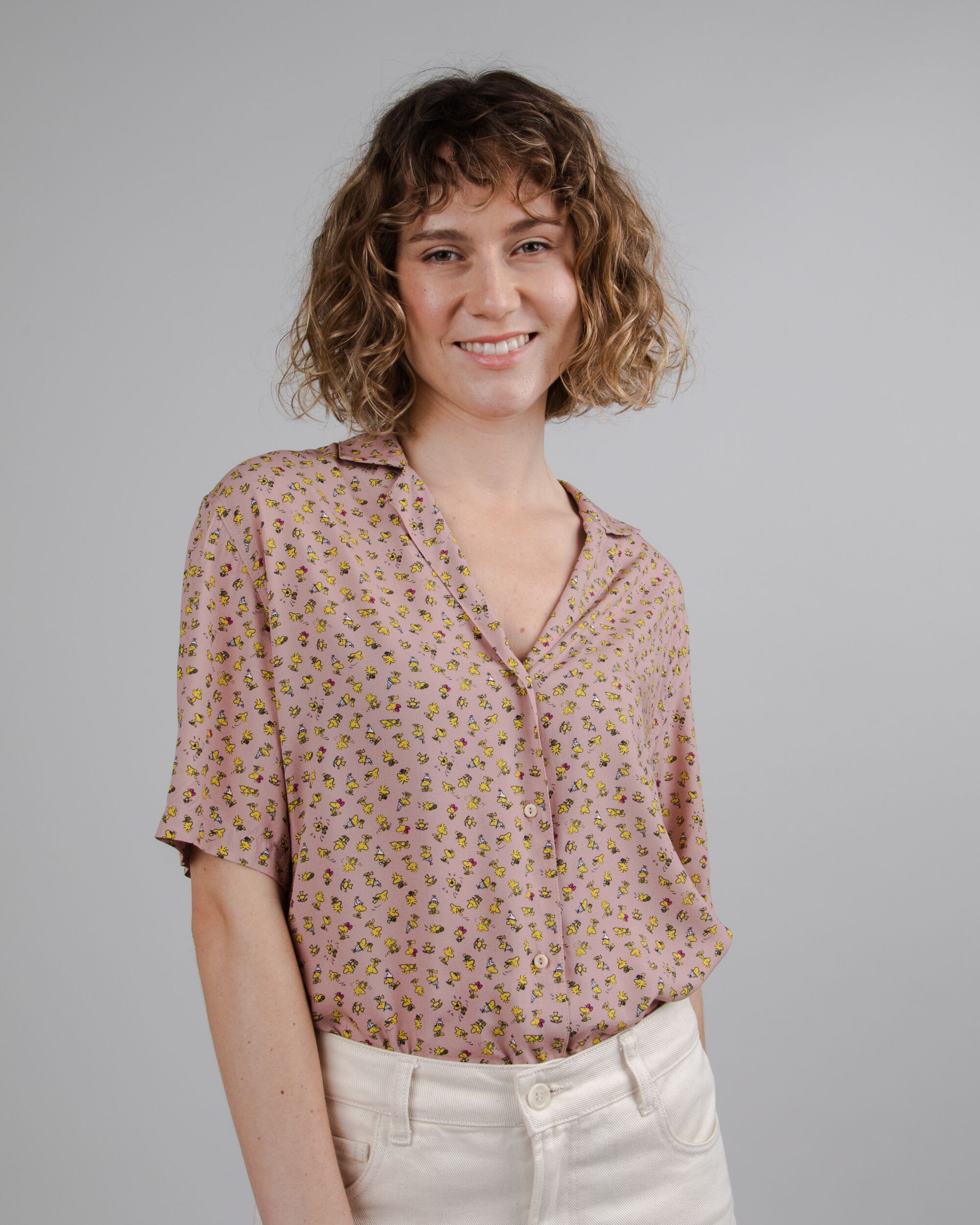 Peanuts Woodstock Aloha blouse in rosé made from sustainable viscose from Brava Fabrics