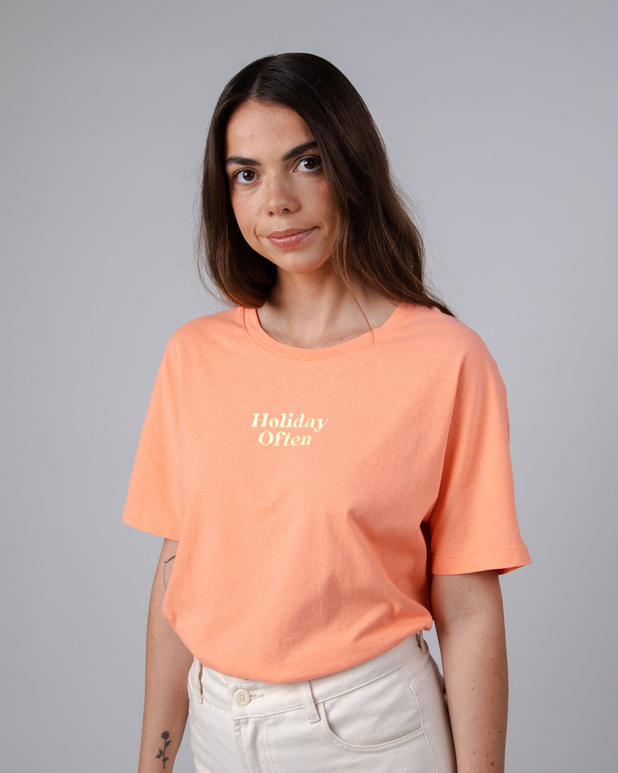 T-shirt oversize Holidays in Coral en coton biologique par Brava Fabrics