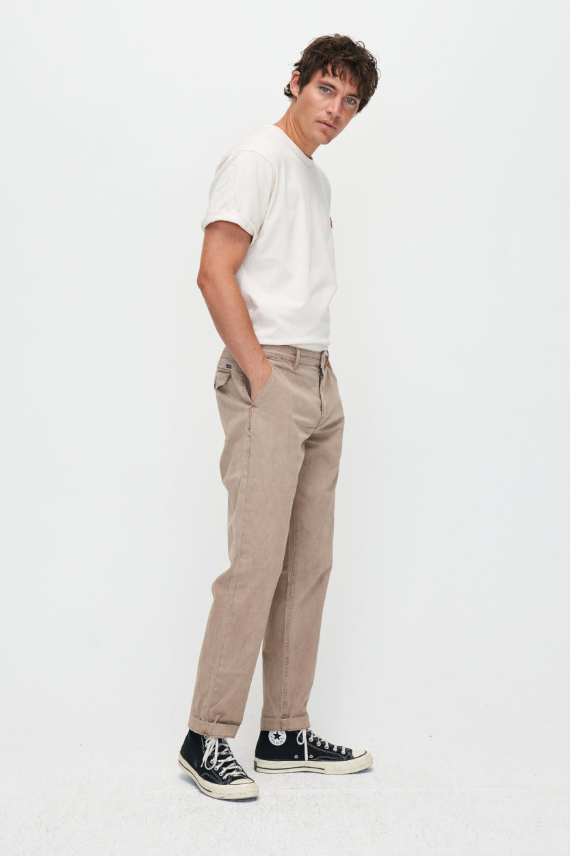 Pantalon chino Darren en beige en coton biologique par Kuyichi