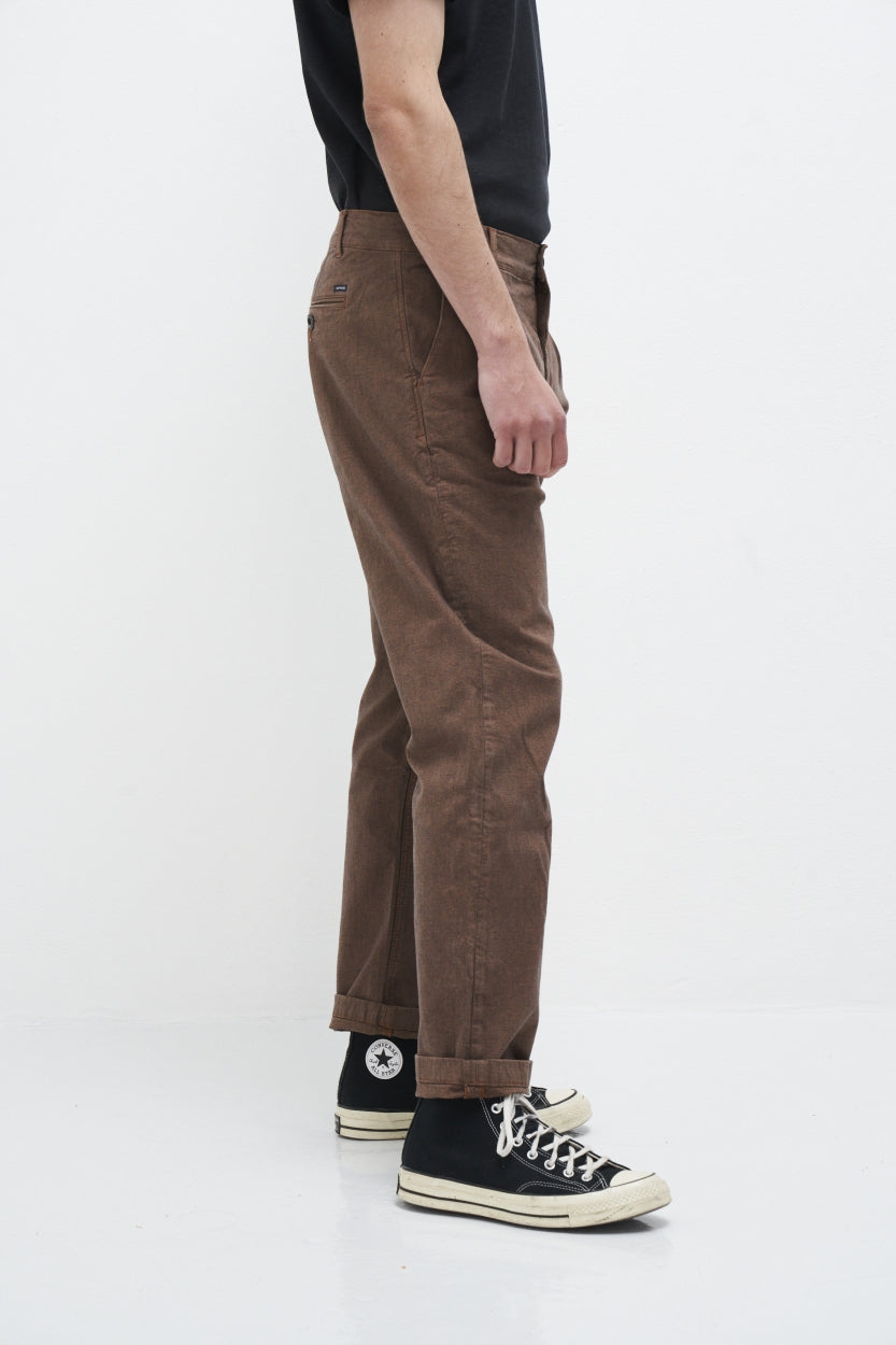 Pantalon chino Milo en mélange marron clair / brique en coton biologique de Kuyichi