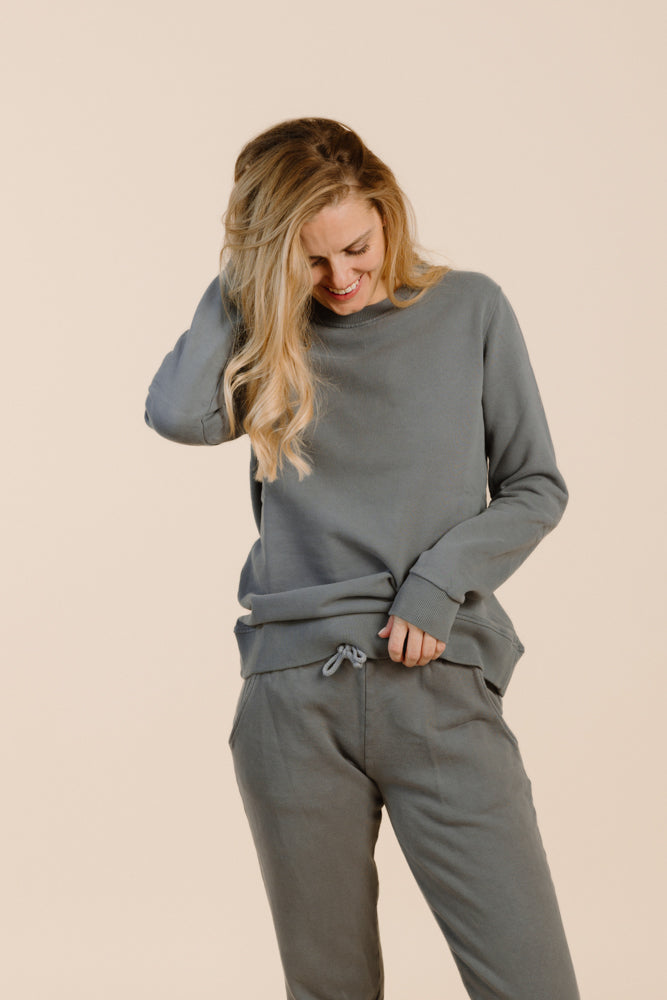 Anthracite-colored sweater CALMA made from 100% organic cotton from Pura Clothing