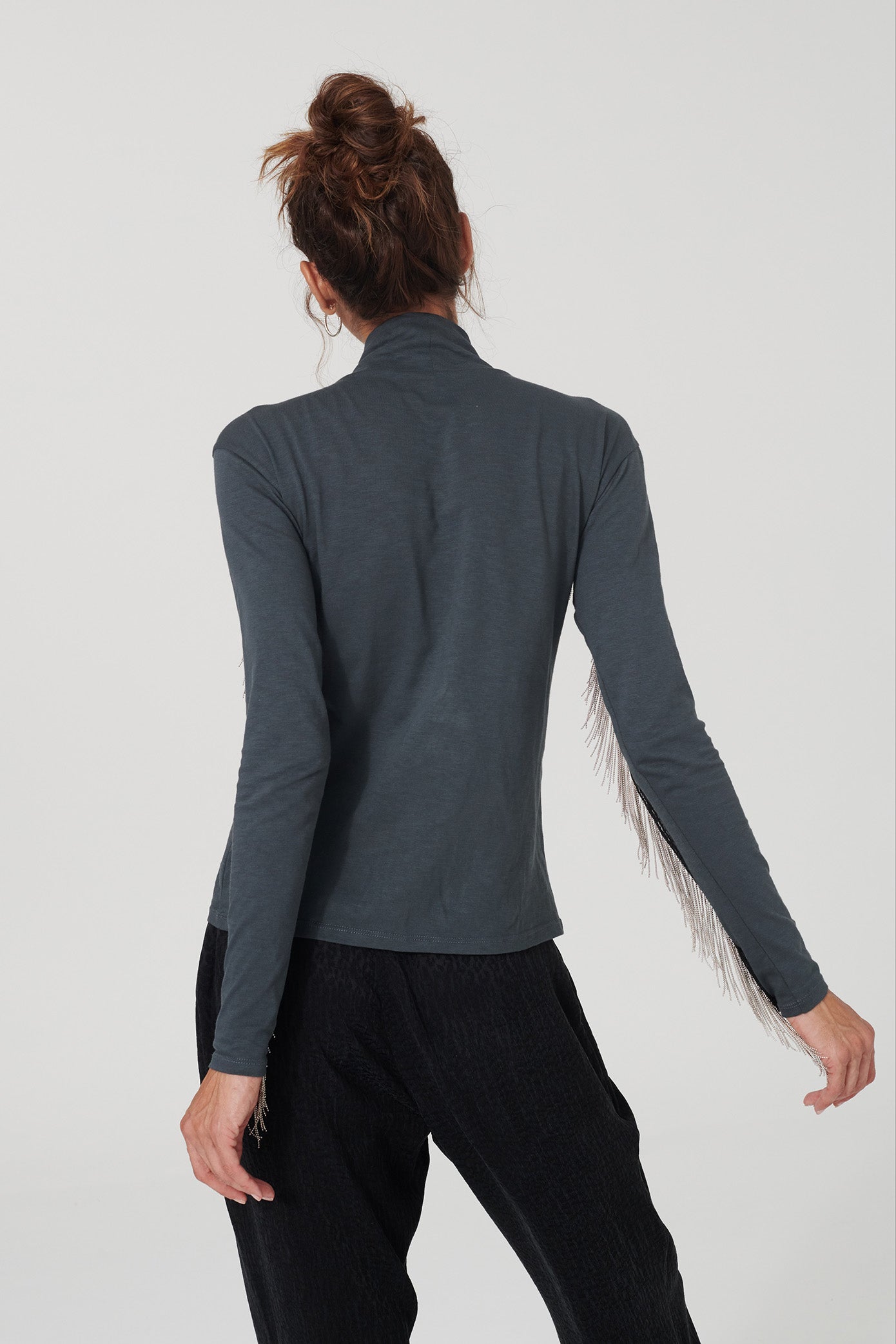 Longsleeve-Shirt ZEDKIN mit Metall-Kettchen in grau von LOVJOI aus Bio-Baumwolle