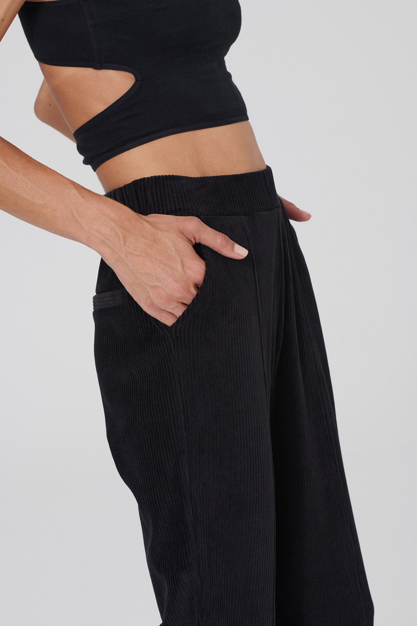 THILDA jogging pants in black by LOVJOI made of organic cotton (ST)