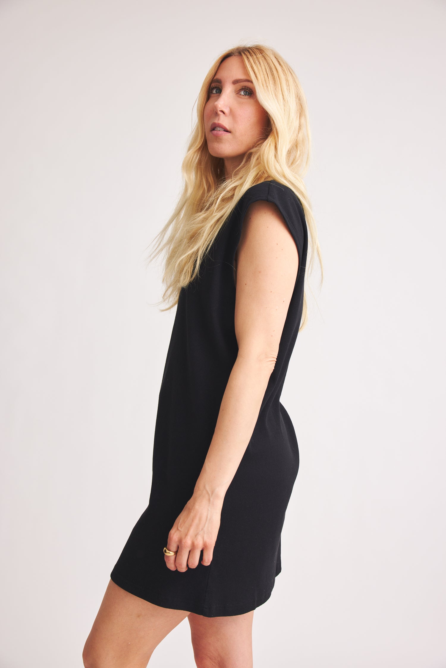 Mini-robe Belinda noire en coton biologique de Baige the Label