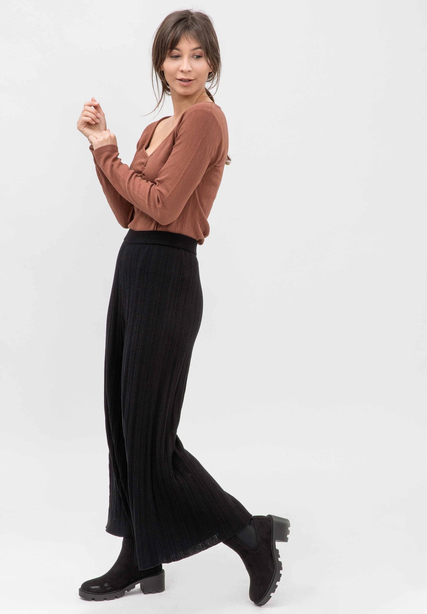 Hose LATHI in Culotte-Form in schwarz von LOVJOI aus Bio-Baumwolle