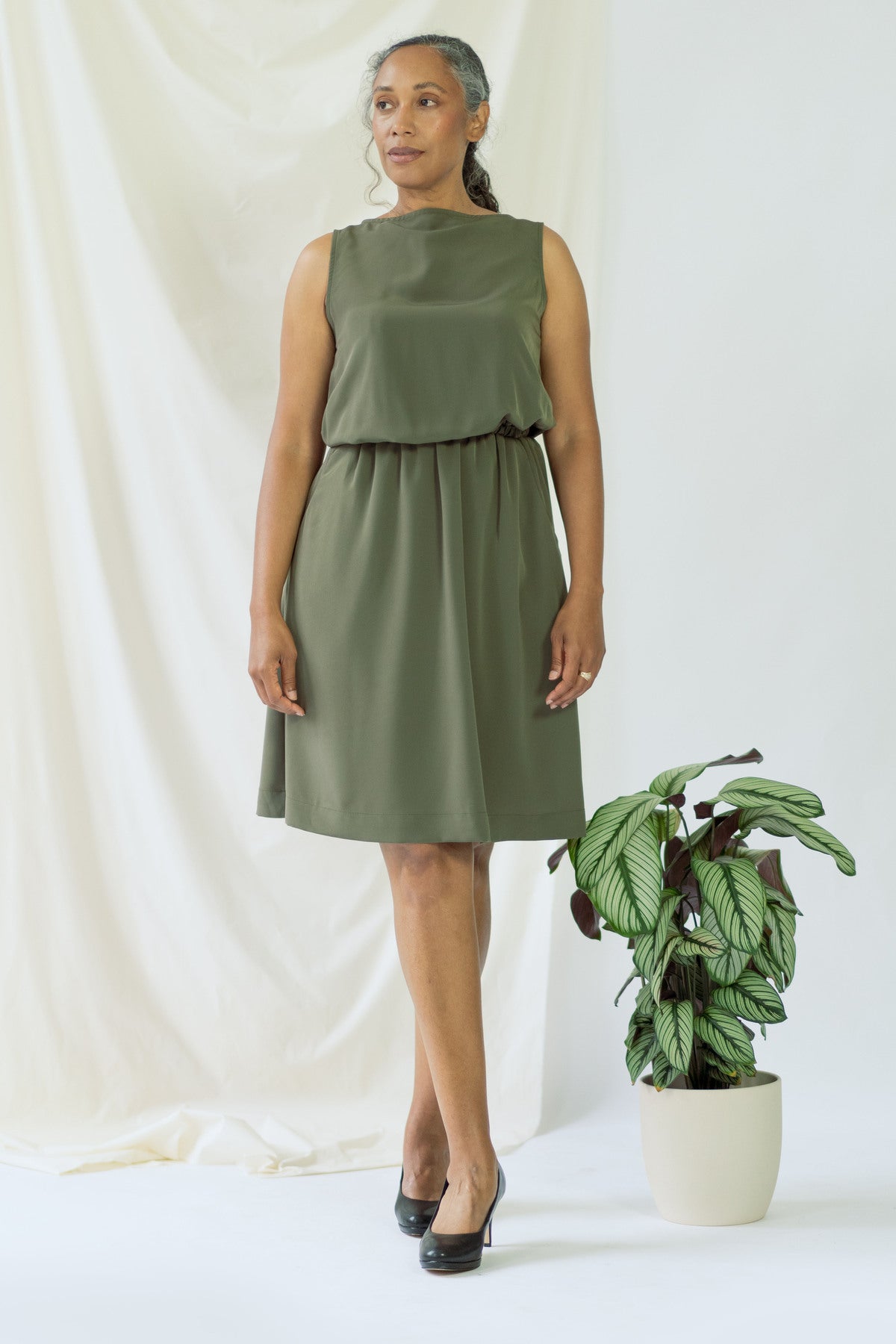 Olivegrünes, ärmelloses Kleid Bella aus 100% Polyester von Ayani