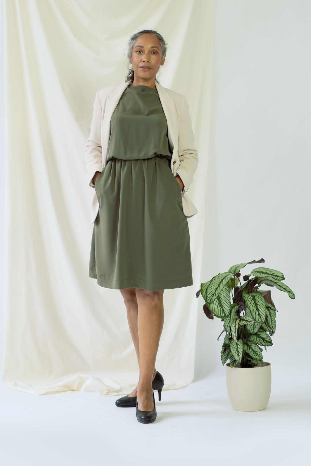 Olivegrünes, ärmelloses Kleid Bella aus 100% Polyester von Ayani