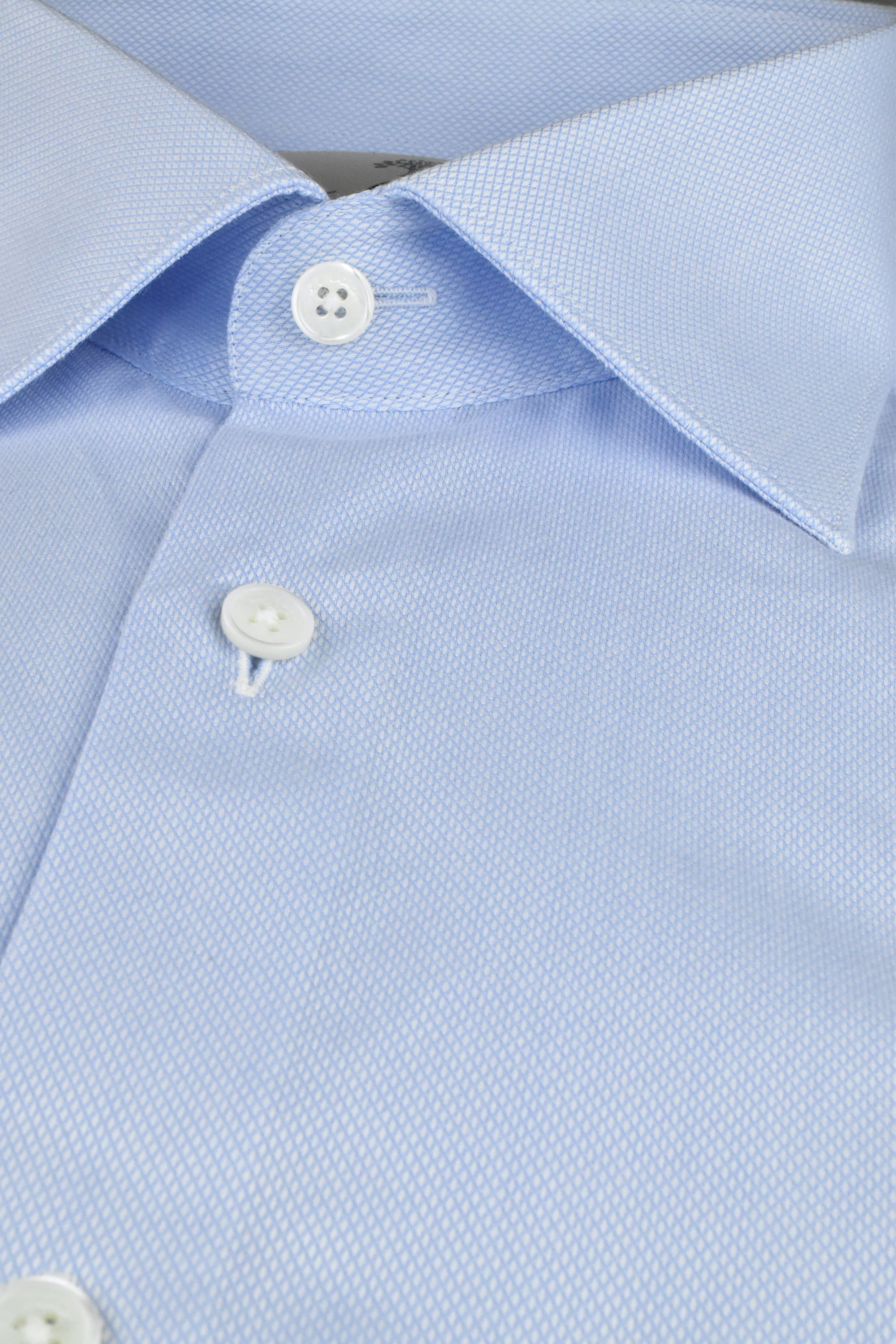 Light blue shirt made of organic cotton with a classic shark collar and casual cut - Made to order