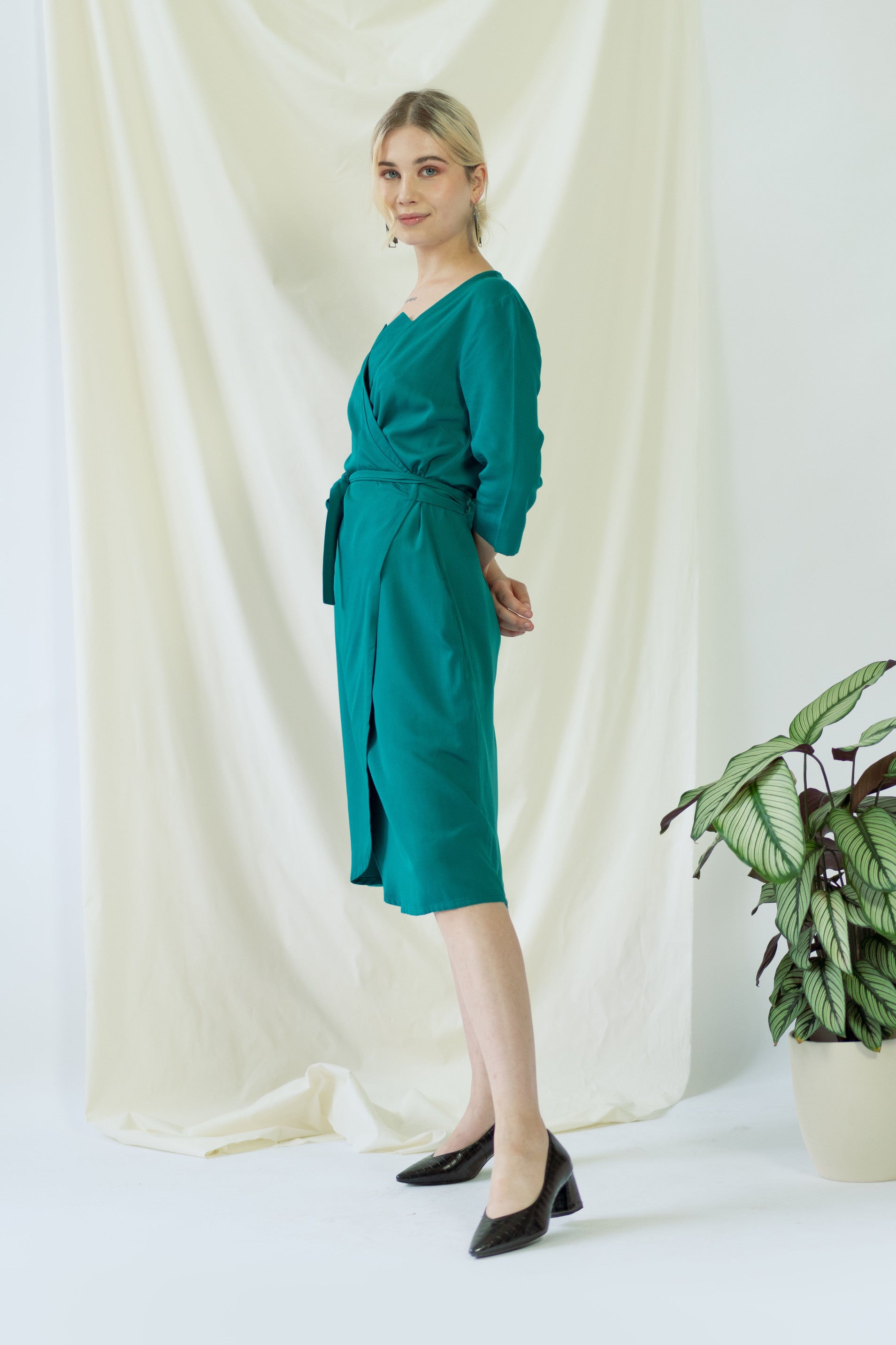 Grünes Wickelkleid Marlene aus 100% Viskose von Ayani