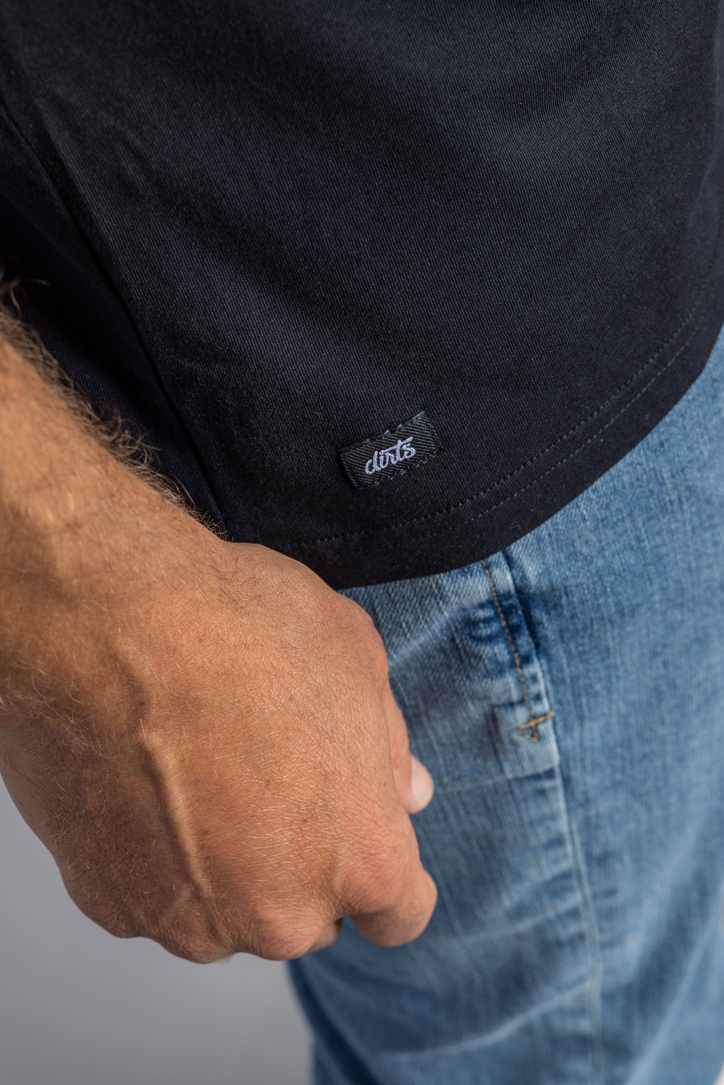 Schwarzes T-Shirt Premium Blank Slim aus 100% Bio-Baumwolle von DIRTS