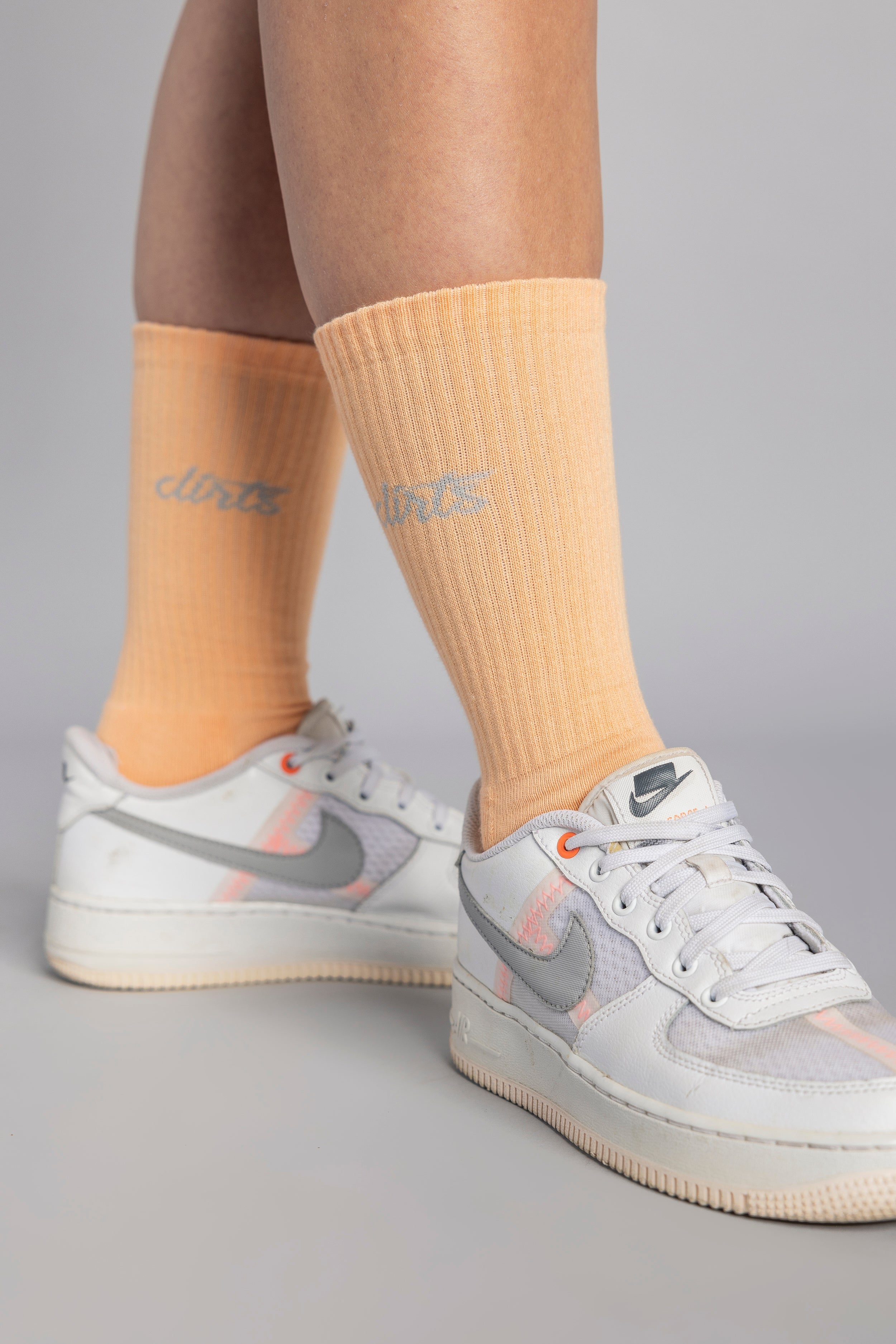Hell-orangene Socken Classic Logo aus Bio-Baumwolle von DIRTS