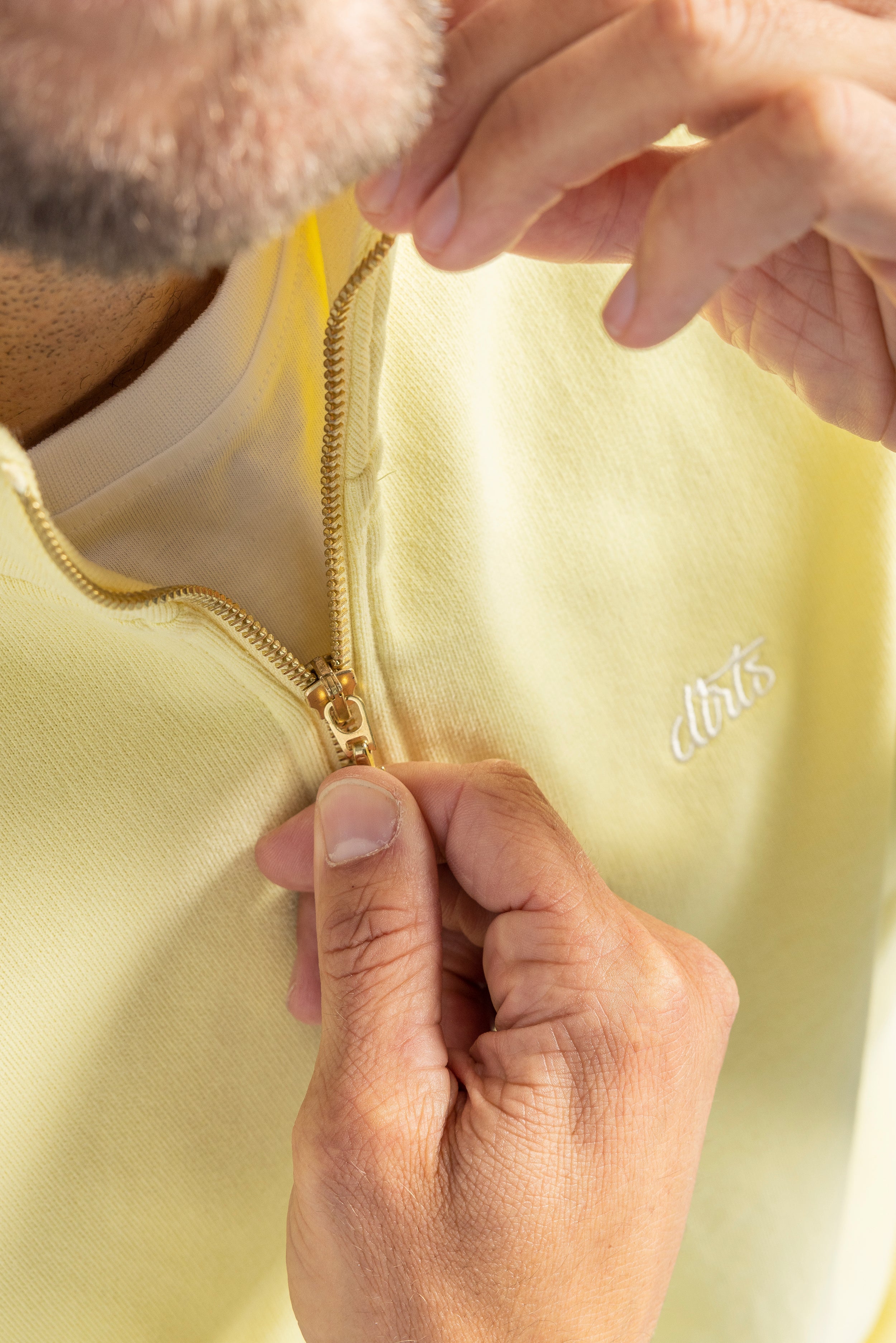 Gelber Sweater Quarter Zip Raglan aus 100% Bio-Baumwolle von DIRTS