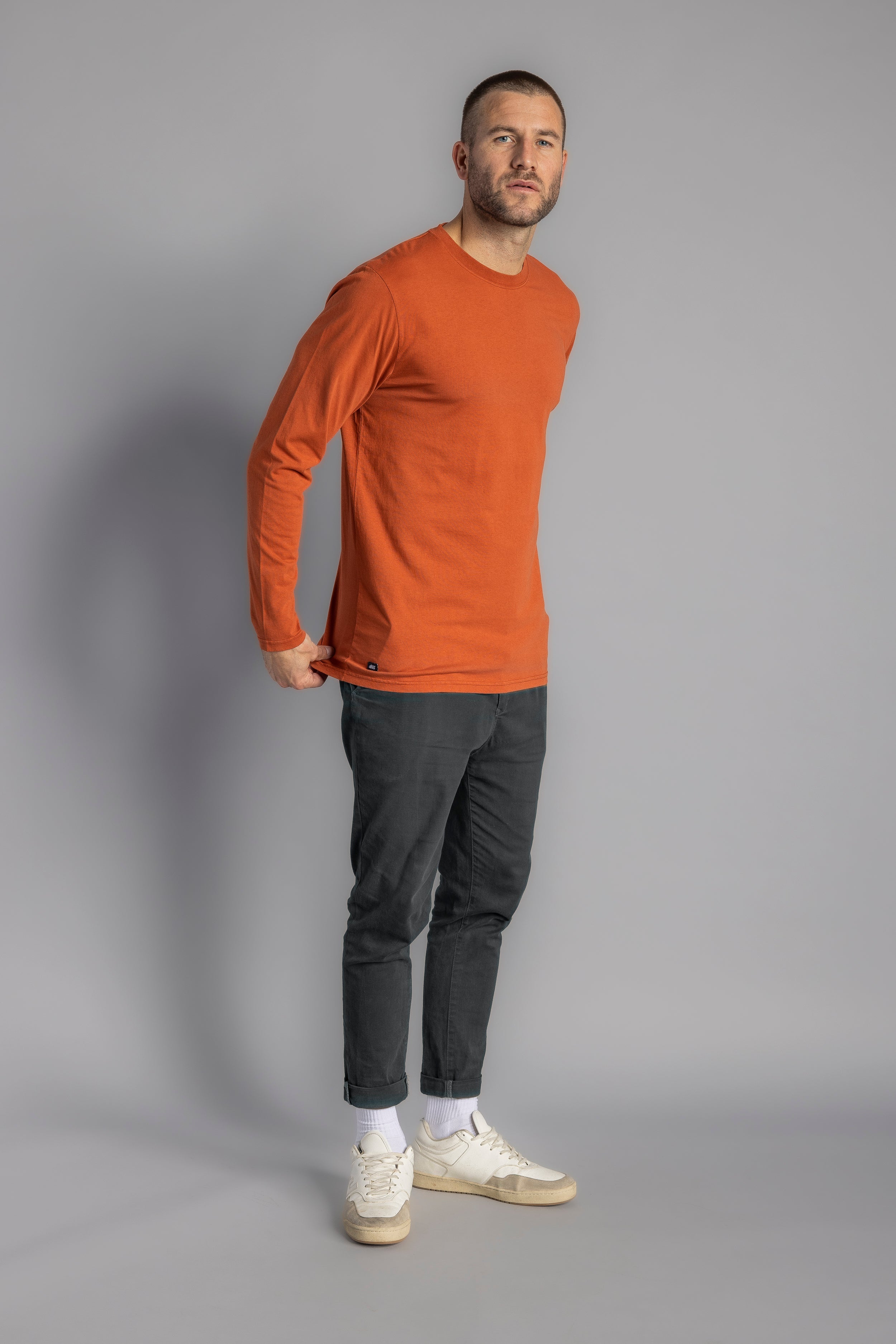 Orangenes, langärmliges T-Shirt aus recycelter Baumwolle von DIRTS
