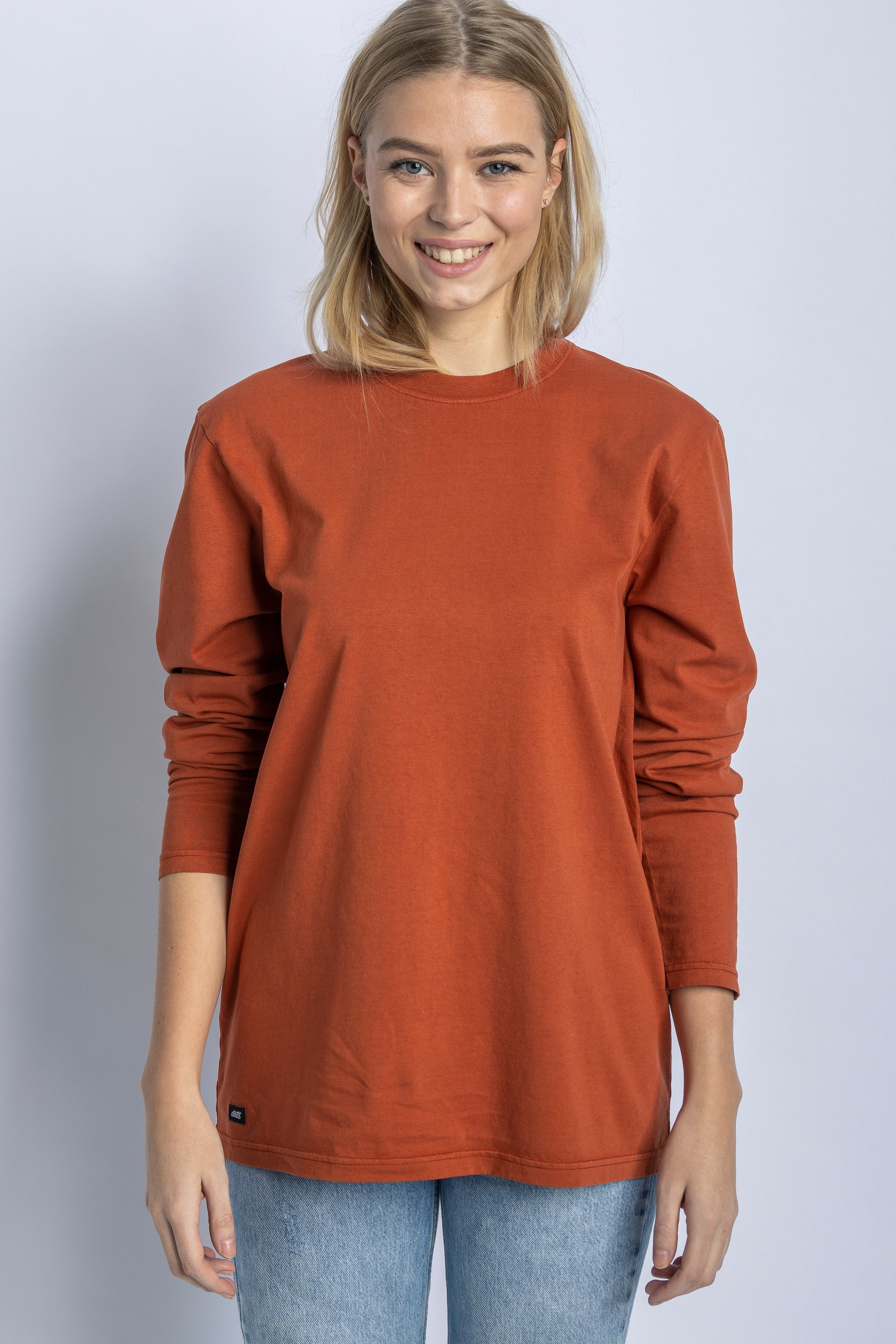 Orangenes, langärmliges T-Shirt aus recycelter Baumwolle von DIRTS