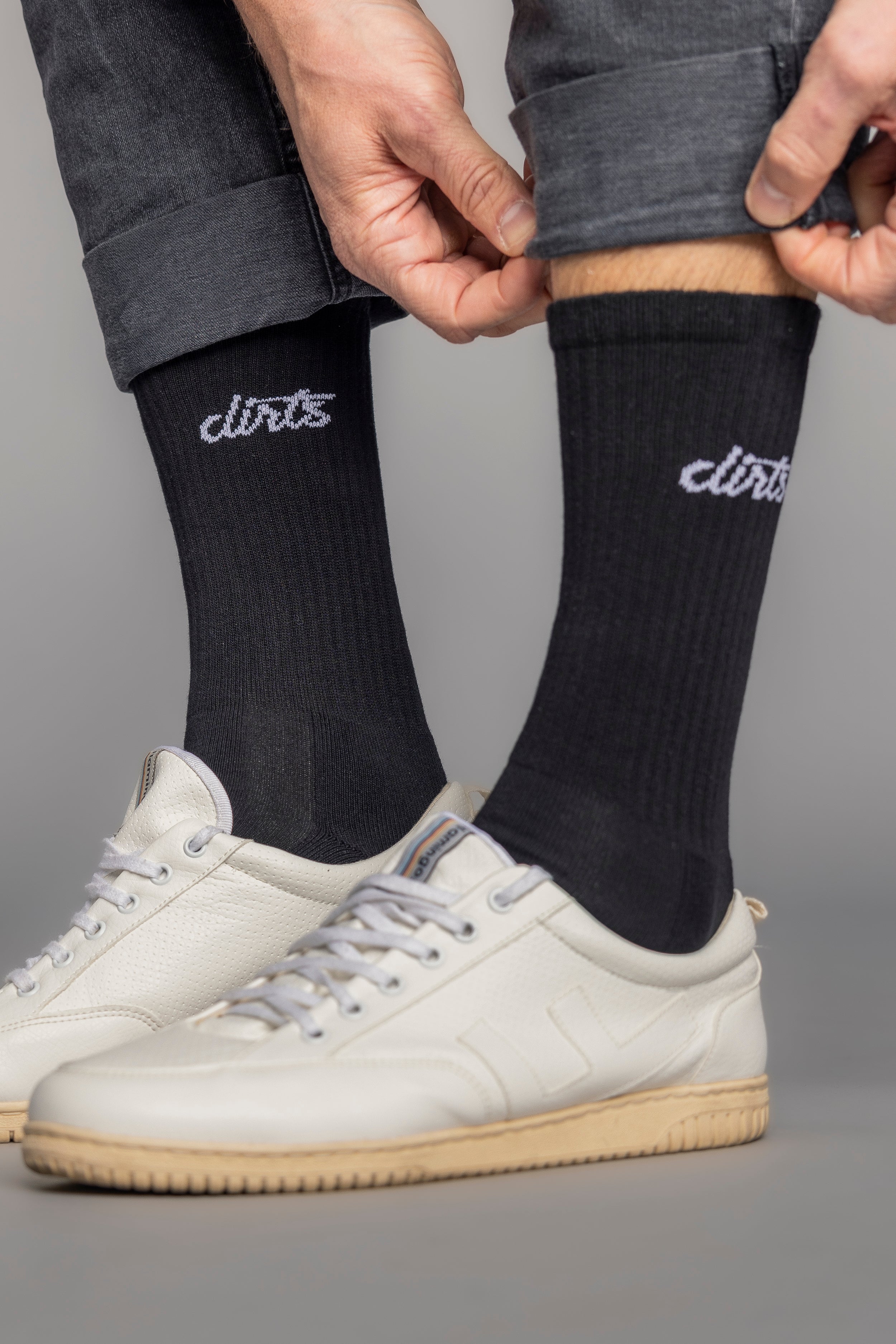 Schwarze Socken Classic Logo aus Bio-Baumwolle von DIRTS