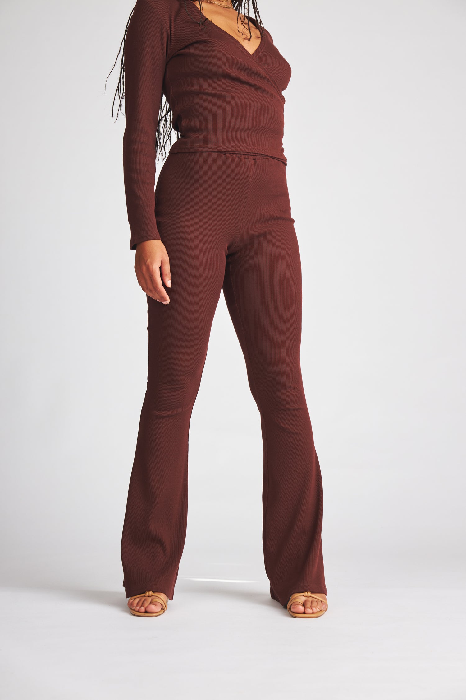 Brown Bailey pants made of organic cotton from Baige the Label