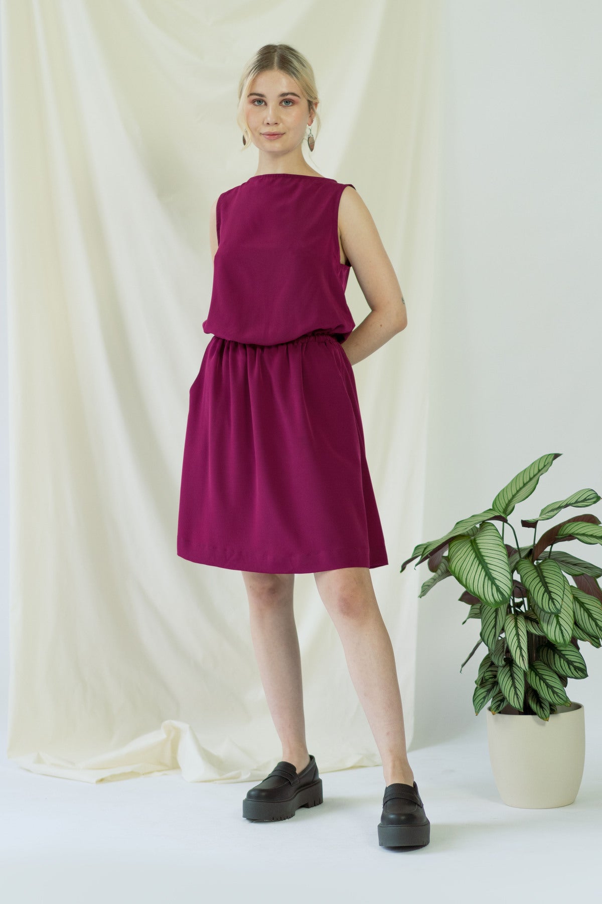 Magentafarbenes, ärmelloses Kleid Bella aus recyceltem Polyester von Ayani