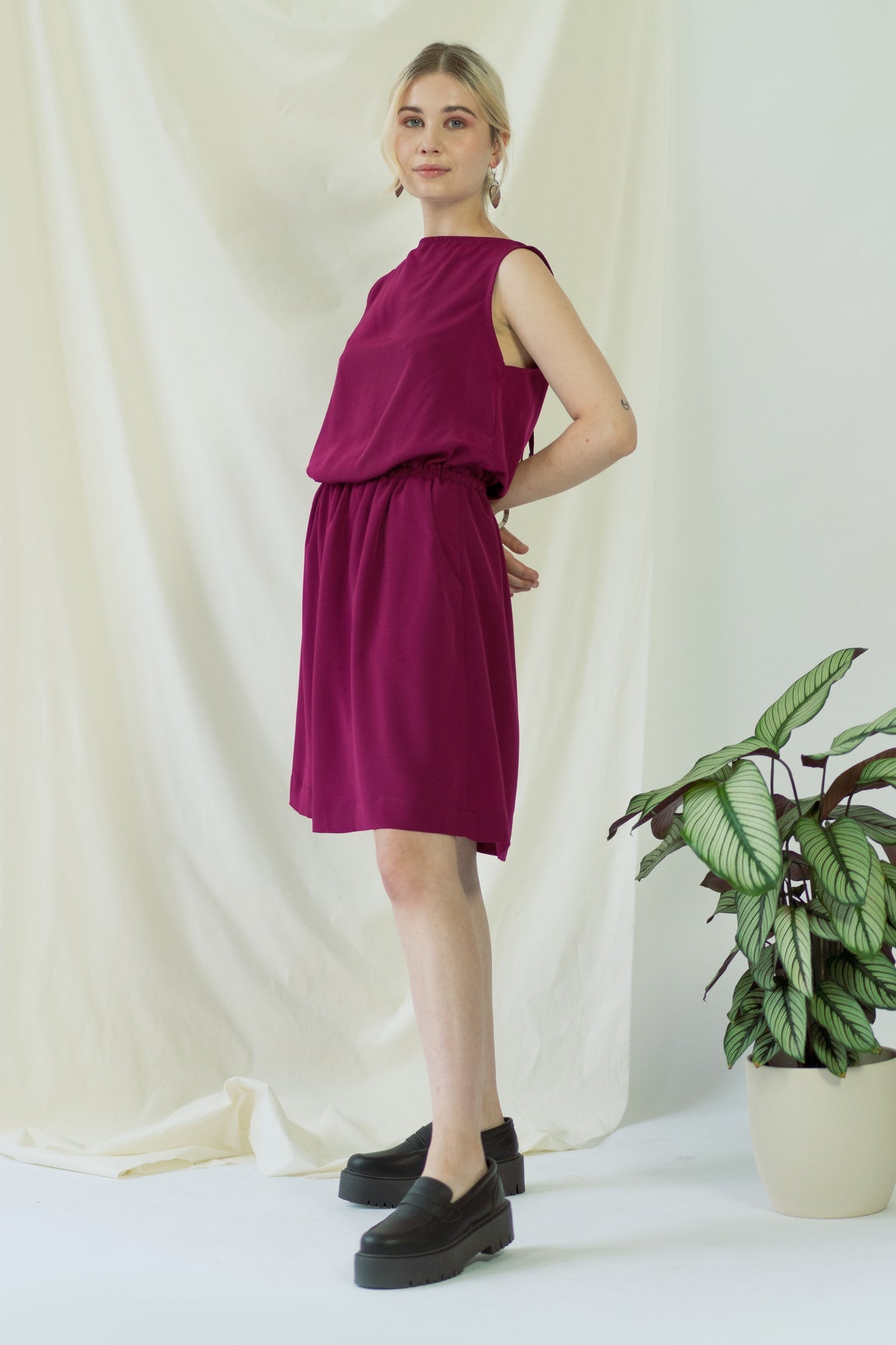 Magentafarbenes, ärmelloses Kleid Bella aus recyceltem Polyester von Ayani