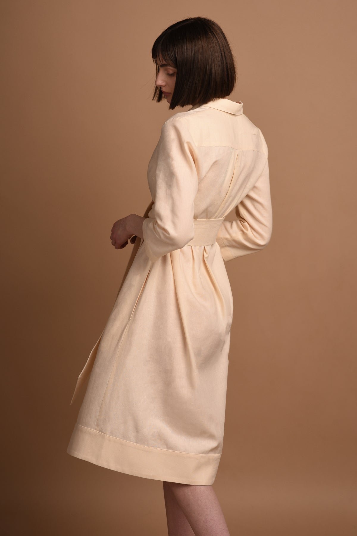 Beiges, langärmliges Hemdkleid Mariam aus Viskose von Ayani