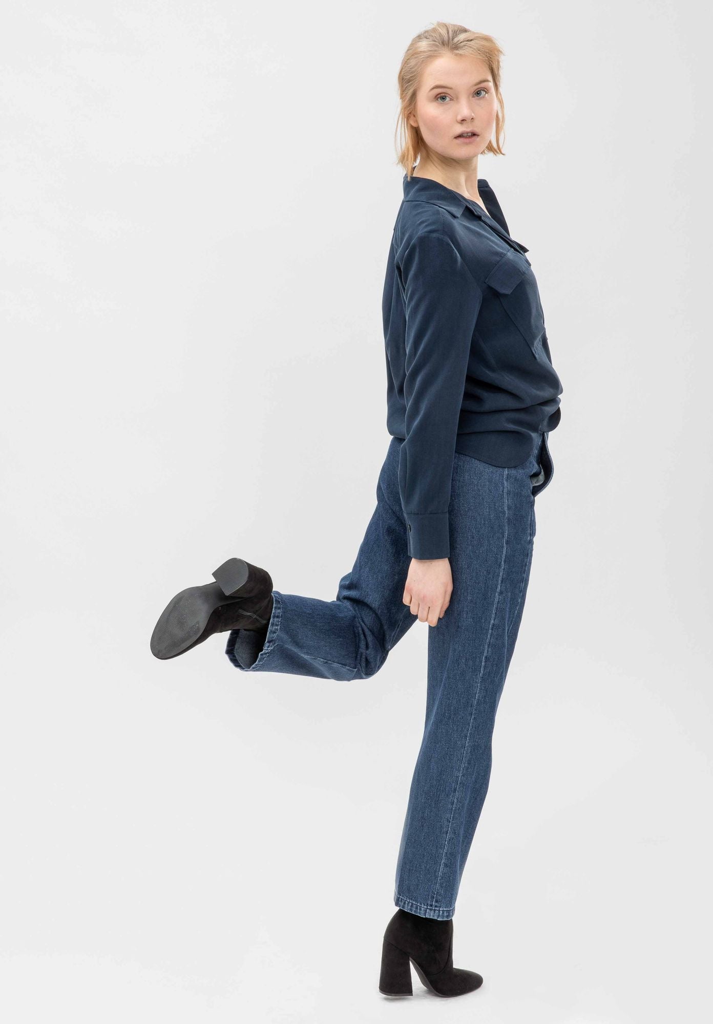 Jeans GREVIE in dunkelblau von LOVJOI aus Bio-Baumwolle